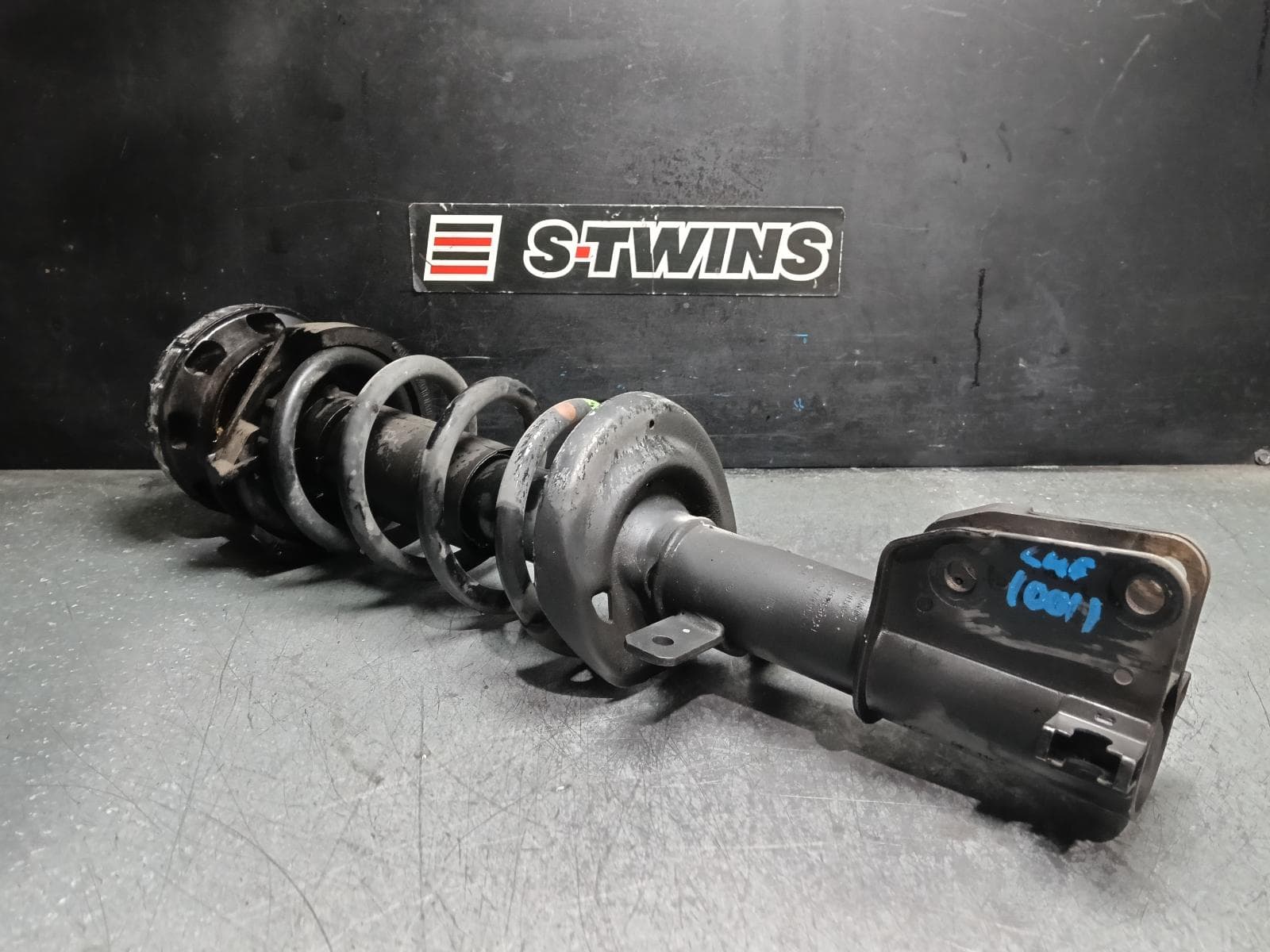Used auto part listing image: 2021 RENAULT TRAFIC LEFT FRONT STRUT X82, 01/15