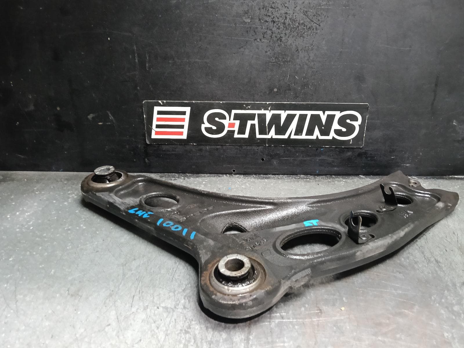 Used auto part listing image: 2021 RENAULT TRAFIC LEFT FRONT LOWER CONTROL ARM X82, 01/15