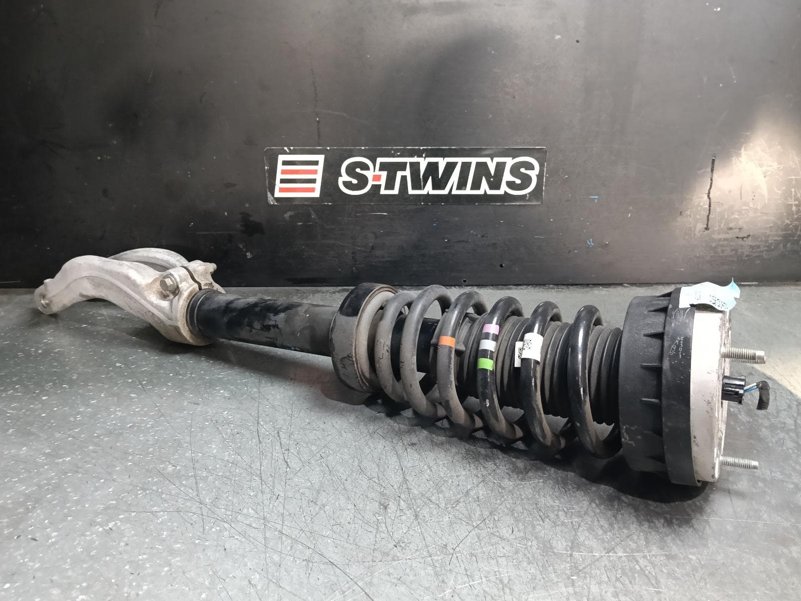 Used auto part listing image: 2018 LAND ROVER RANGEROVER VELAR RIGHT FRONT STRUT L560, NON AIR SUSPENSION TYPE, 05/17