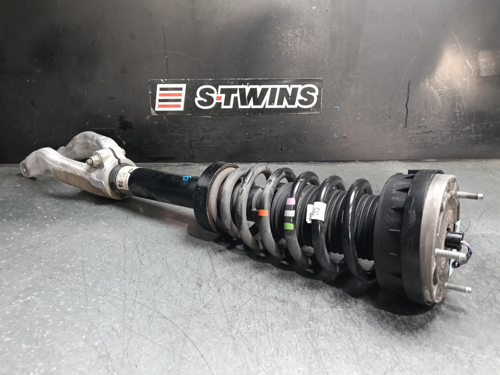 Used auto part listing image: 2018 LAND ROVER RANGEROVER VELAR LEFT FRONT STRUT L560, NON AIR SUSPENSION TYPE, 05/17