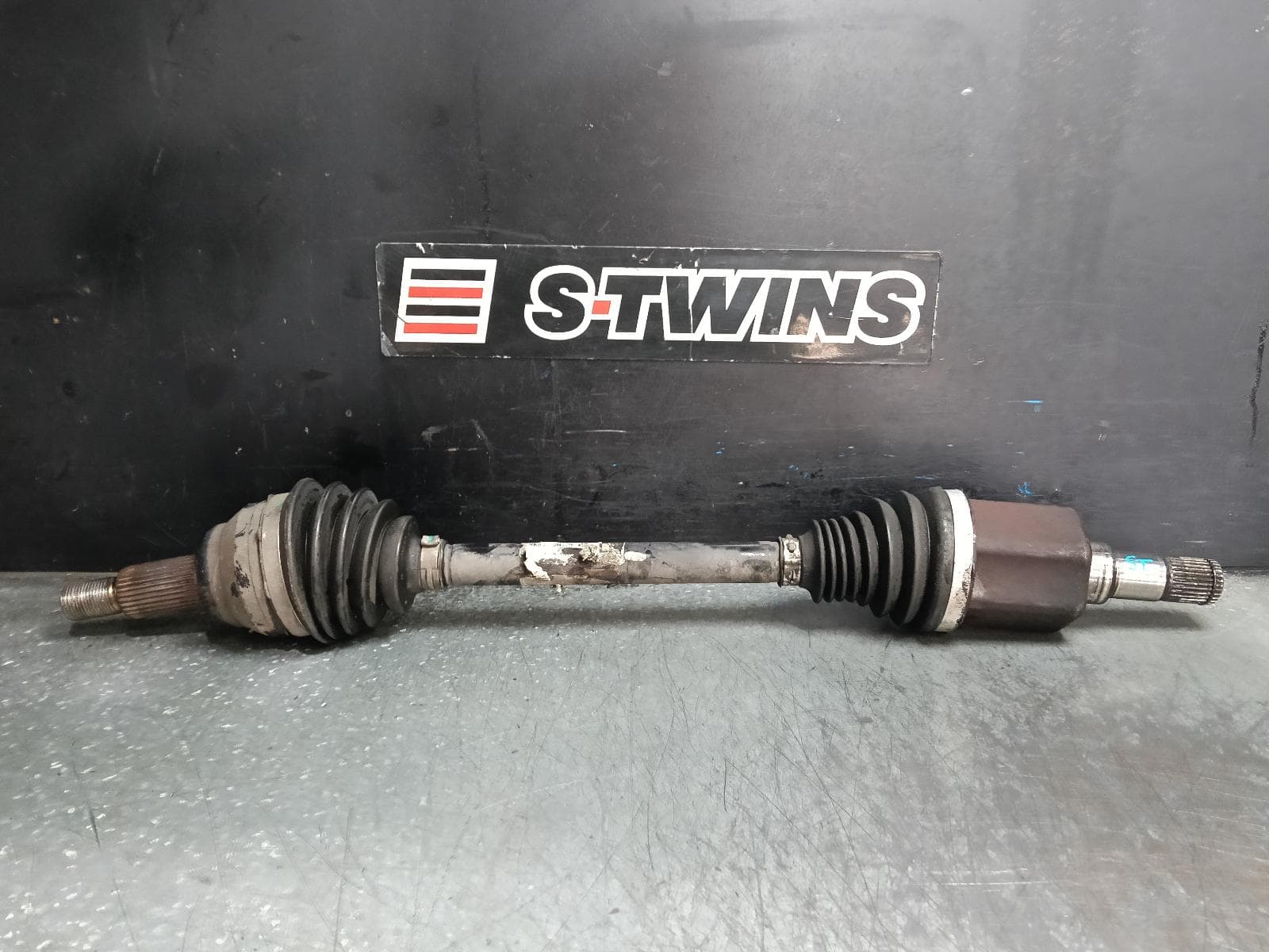 Used auto part listing image: 2018 LAND ROVER RANGEROVER VELAR LEFT DRIVESHAFT L560, FRONT, DIESEL/PETROL, 05/17