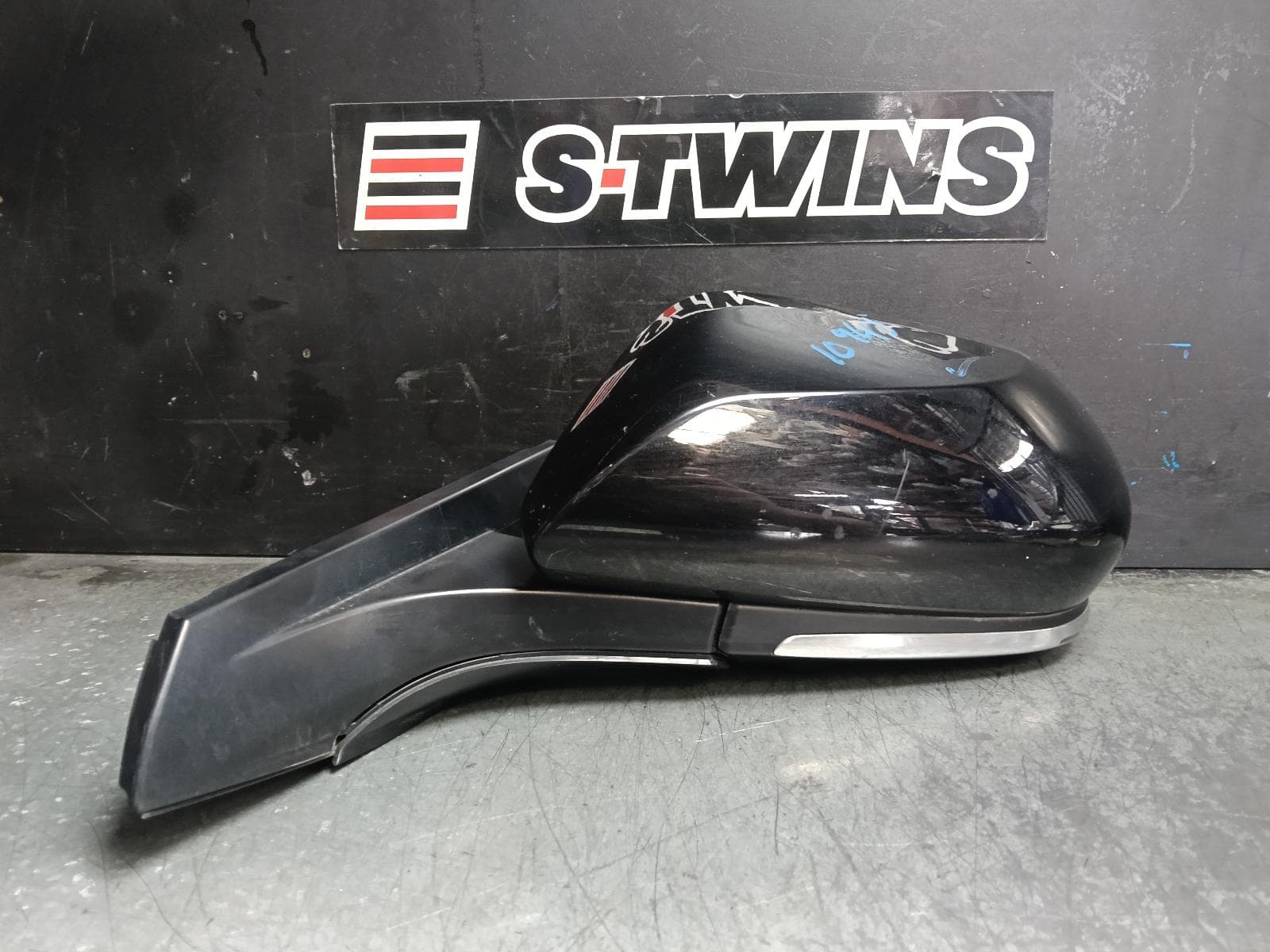 Used auto part listing image: 2023 TOYOTA C-HR LEFT DOOR MIRROR GEN 1, POWER FOLD, HEATED, AUTO DIM, BLIND SPOT, HIGH GLOSS BLACK, 10/19-09/23