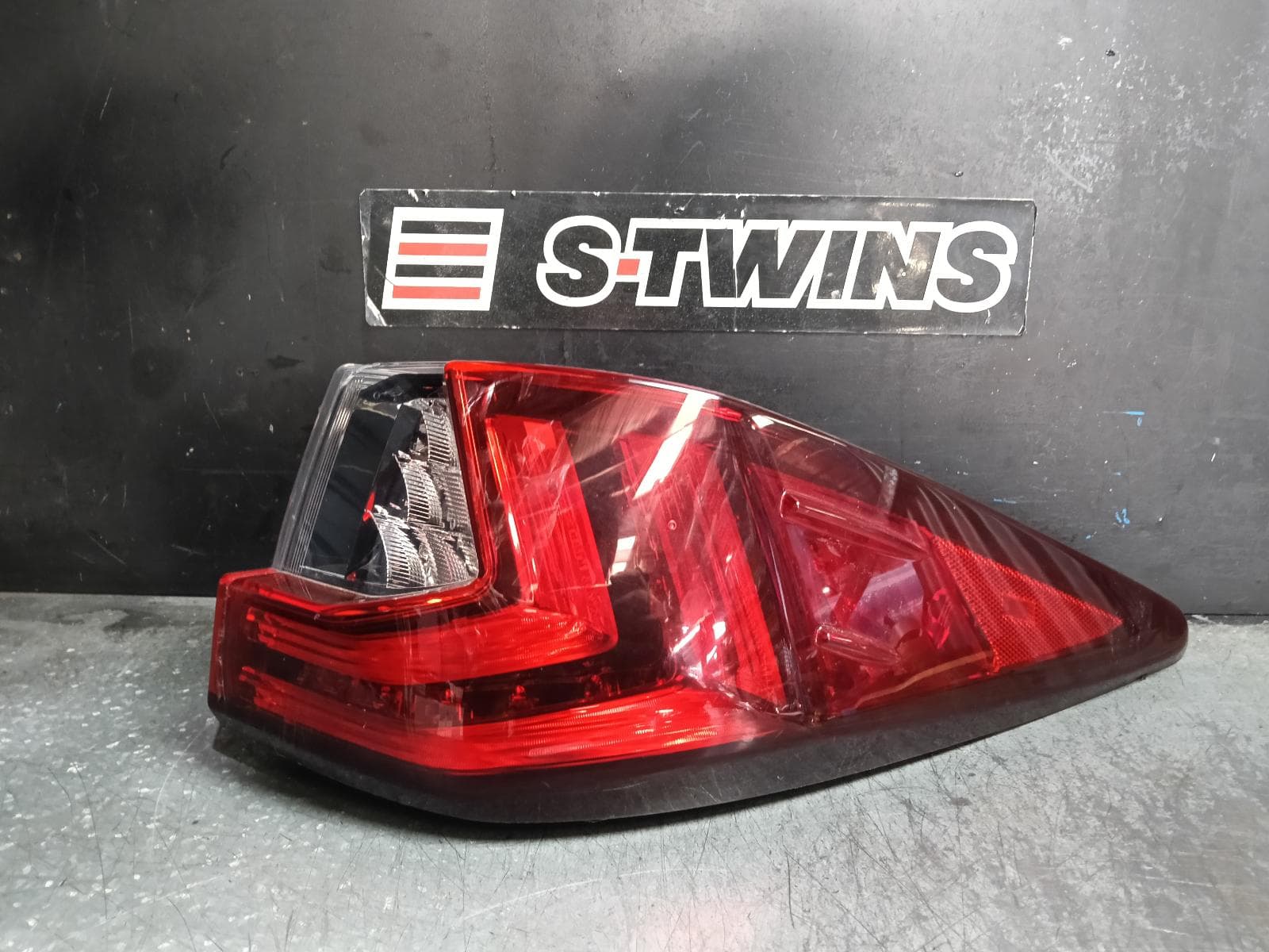 Used auto part listing image: 2016 LEXUS RX SERIES RIGHT TAILLIGHT AL20, F SPORT/SPORTS LUXURY, LED TYPE, 09/15-10/19