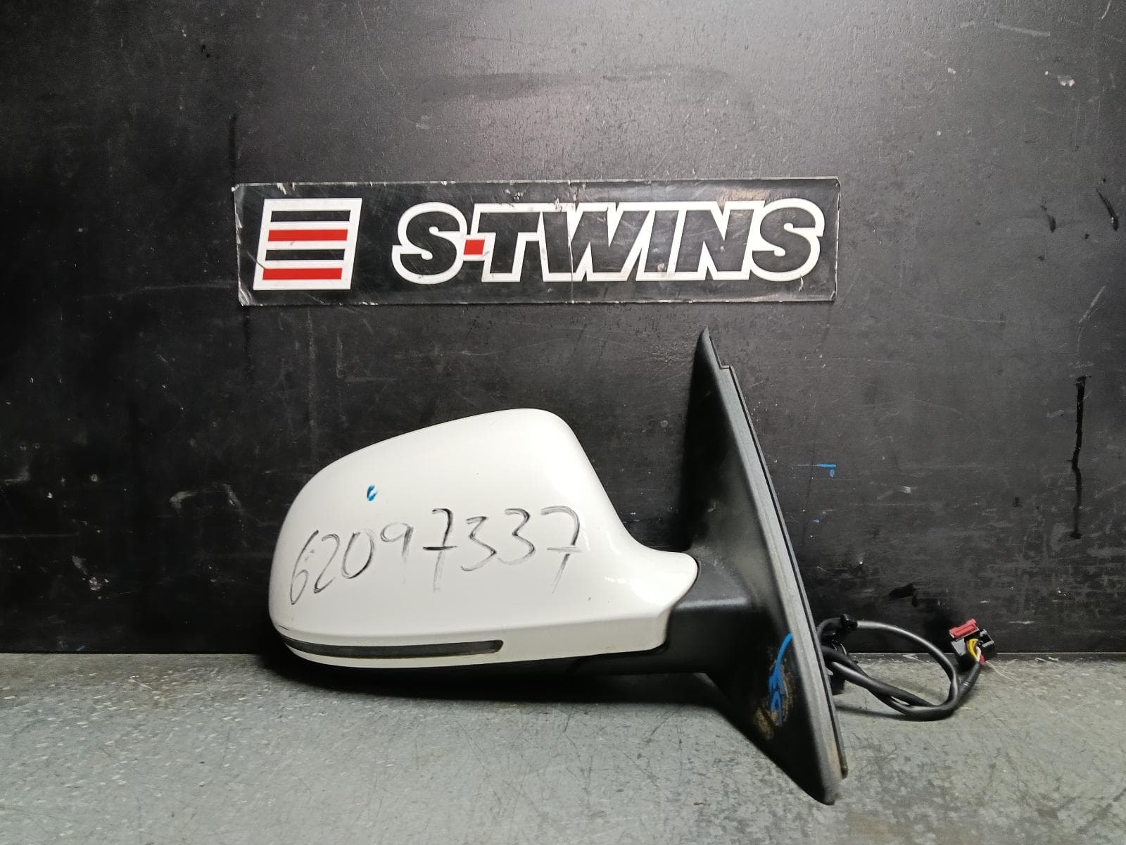 Used auto part listing image: 2018 AUDI Q3 RIGHT DOOR MIRROR POWER, NON AUTO FOLD, NON HEATED, NON LANE ASSIST, 8U, 03/12-12/18