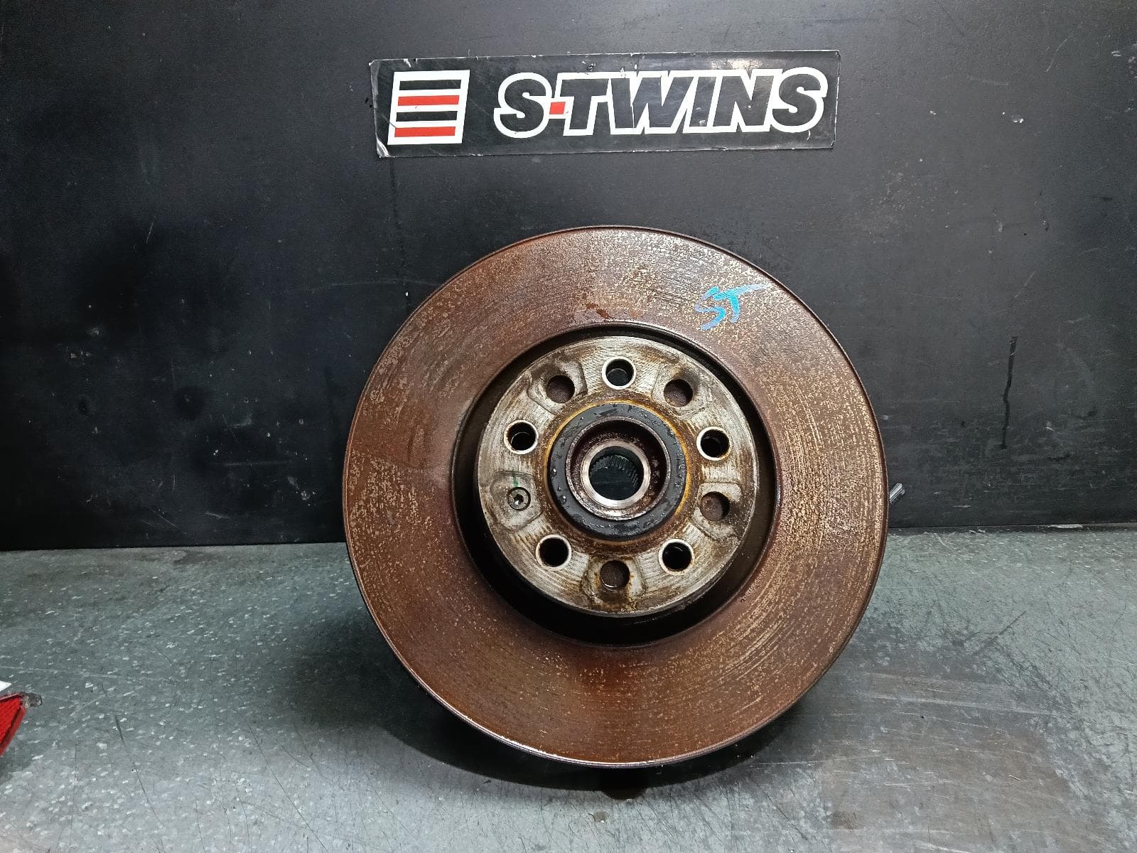 Used auto part listing image: 2018 AUDI Q3 LEFT FRONT HUB ASSEMBLY 8U, Q3, 4 BOLT TYPE, 03/12-12/18