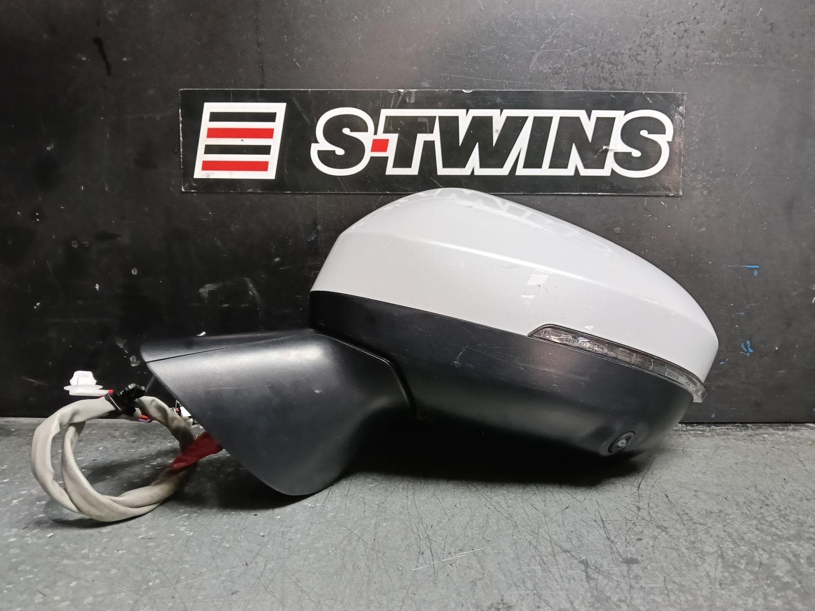 Used auto part listing image: 2023 MITSUBISHI OUTLANDER LEFT DOOR MIRROR ZM, W/ HEATED, POWER FOLD, MEMORY, TILT, FLASHER, CAMERA TYPE, 08/21-04/25