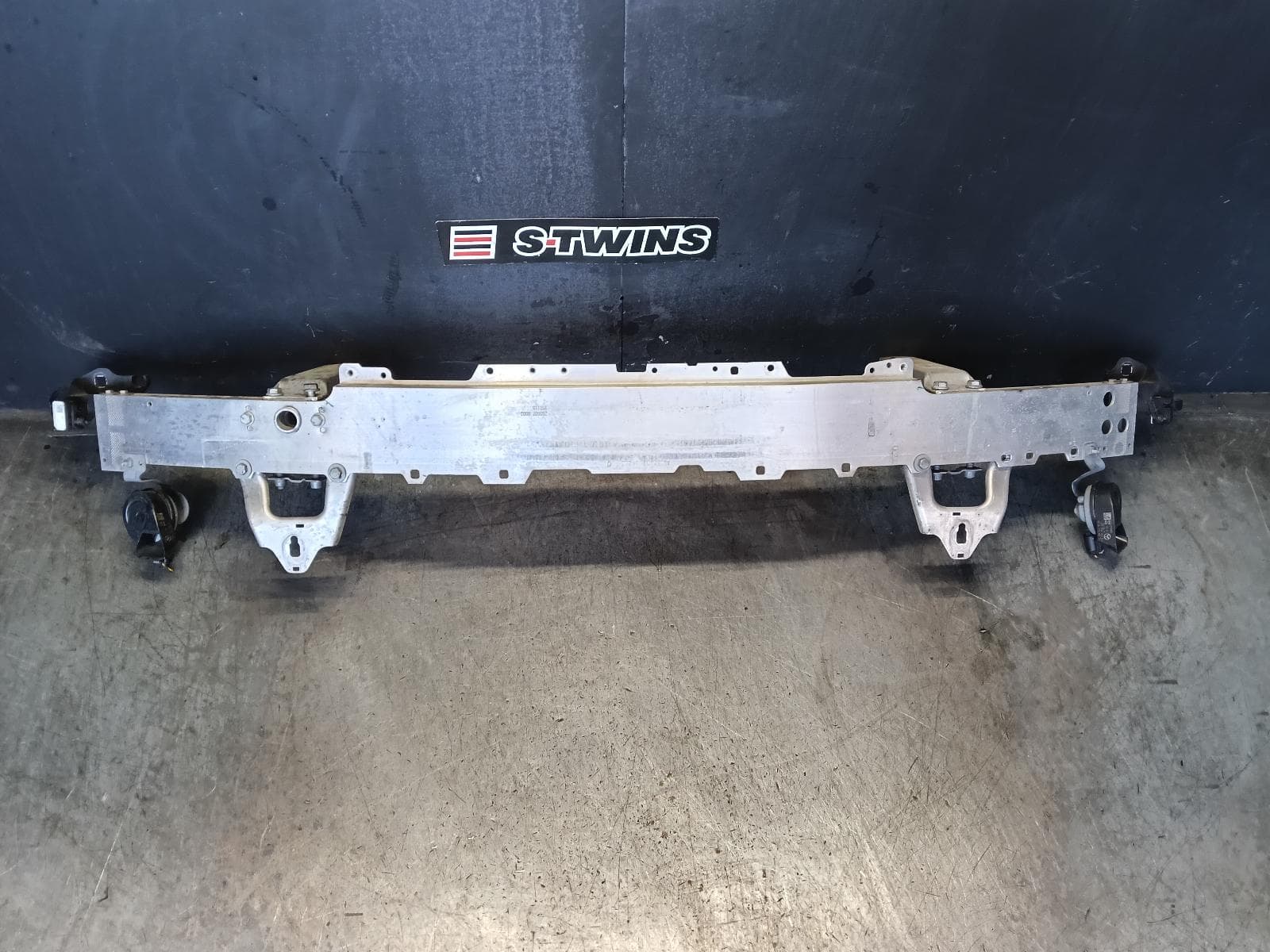 Used auto part listing image: 2016 MERCEDES C CLASS F BAR REINFORC BRACK MAIN REINFORCEMENT, W205/S205/C205/A205, SEDAN/WAGON/COUPE/CABRIO, 06/14-07/23