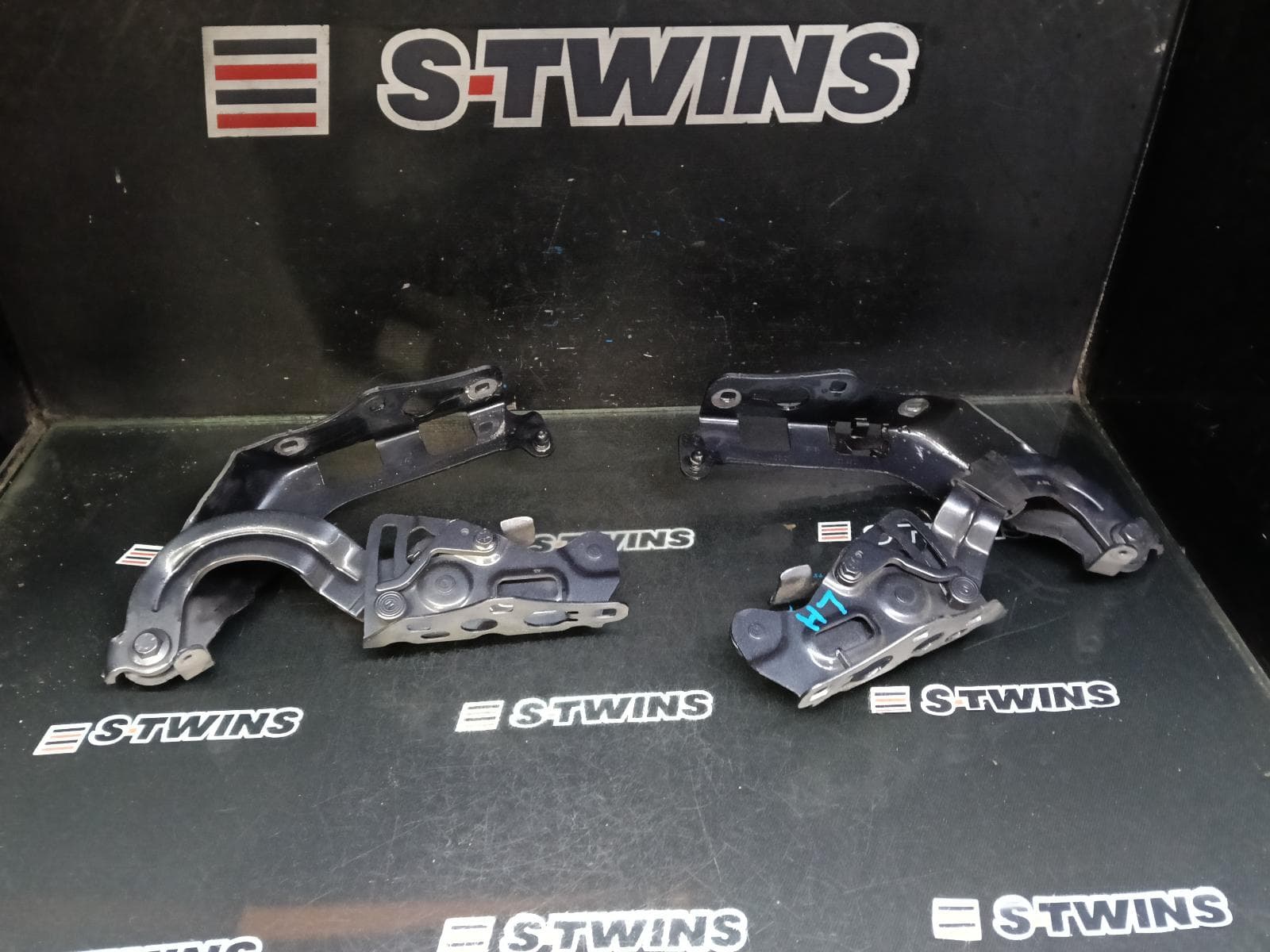 Used auto part listing image: 2016 MERCEDES C CLASS BONNET HINGE STRUT HINGES (PAIR), W205, 06/14-09/21