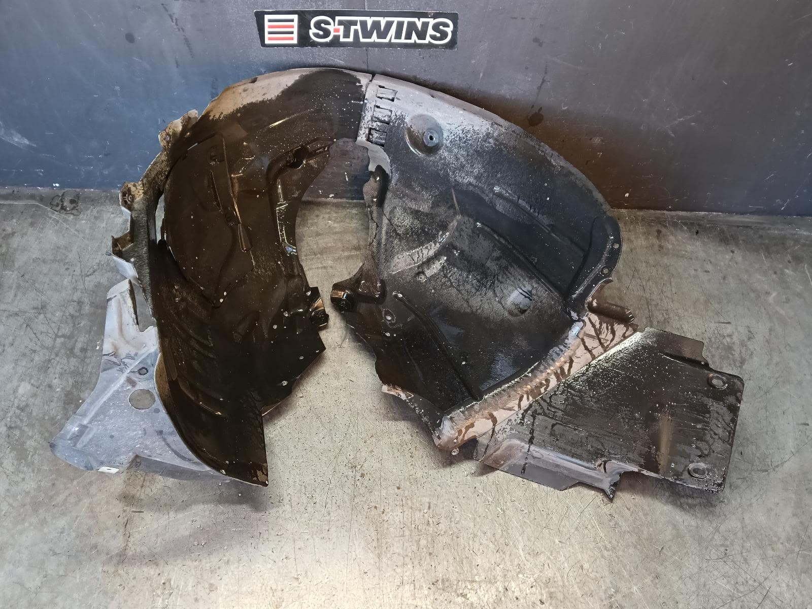 Used auto part listing image: 2016 MERCEDES C CLASS LEFT GUARD LINER W205, FRONT SECTION, 06/14-09/21