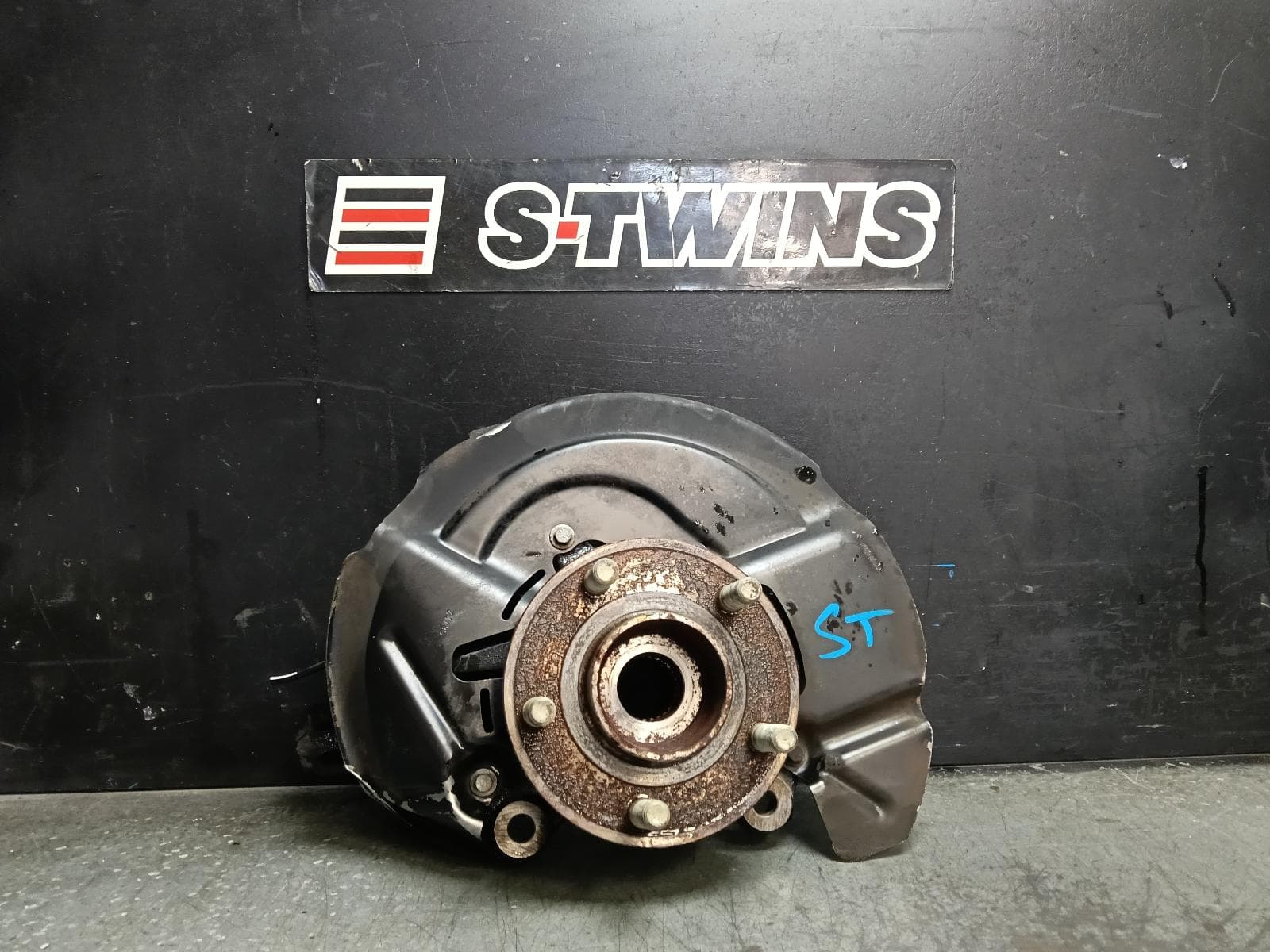 Used auto part listing image: 2022 FORD PUMA LEFT FRONT HUB ASSEMBLY JK, 03/20