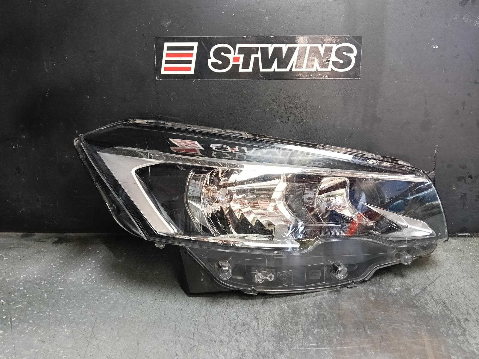 Used auto part listing image: 2015 PEUGEOT 508 RIGHT HEADLAMP W2, HALOGEN TYPE, 03/15-12/17
