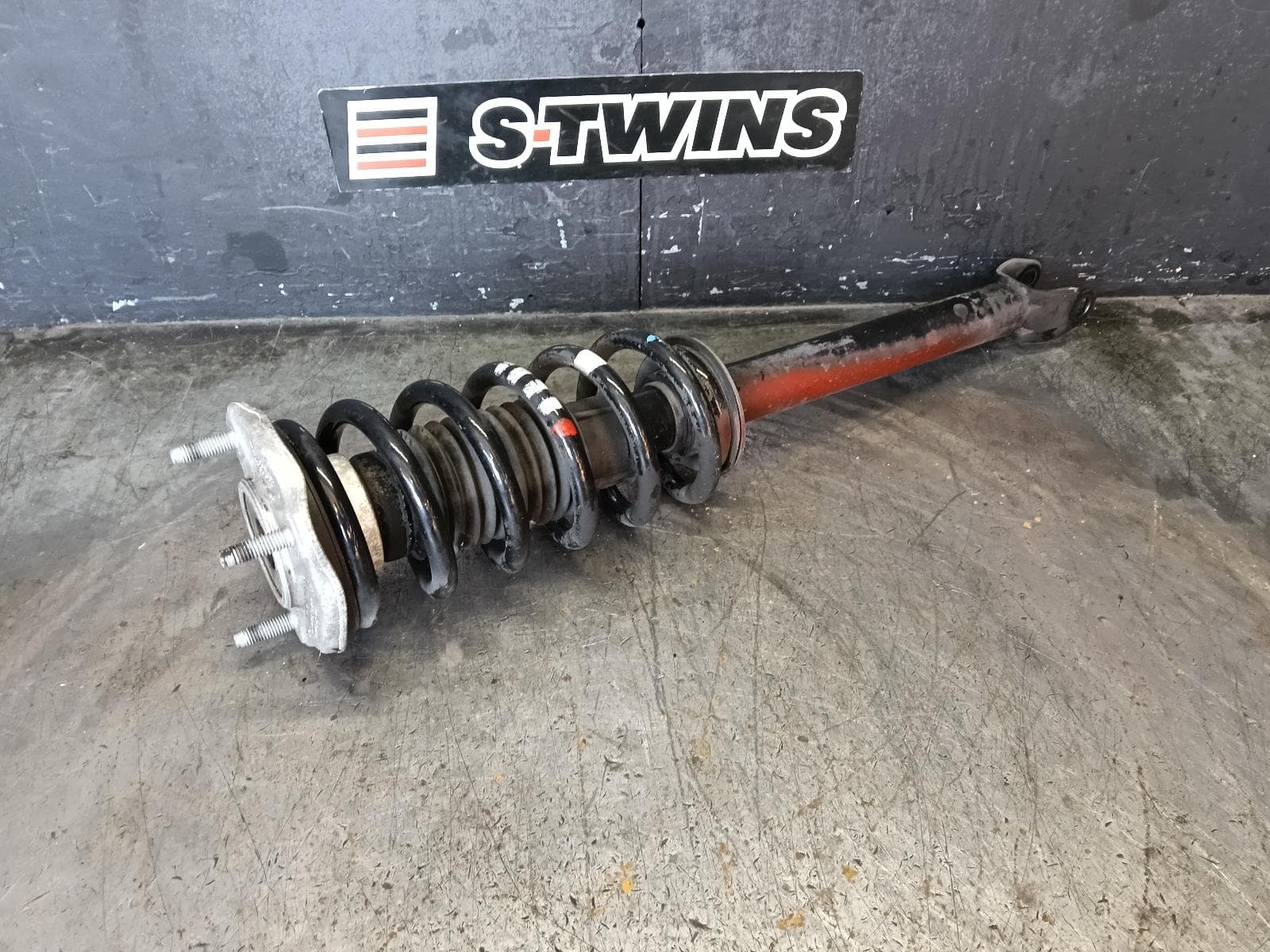 Used auto part listing image: 2017 MERCEDES C CLASS LEFT FRONT STRUT W205/S205, SEDAN/WAGON, STANDARD TYPE, 06/14-09/21