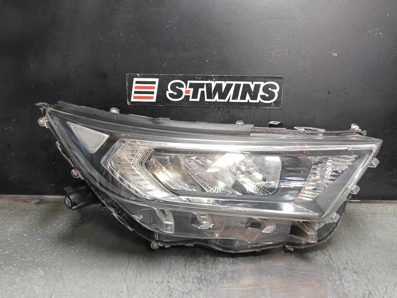 Used auto part listing image: 2019 TOYOTA RAV4 RIGHT HEADLAMP W/ LED, NON PROJECTOR TYPE, XA50, NON HEV, 11/18-05/24