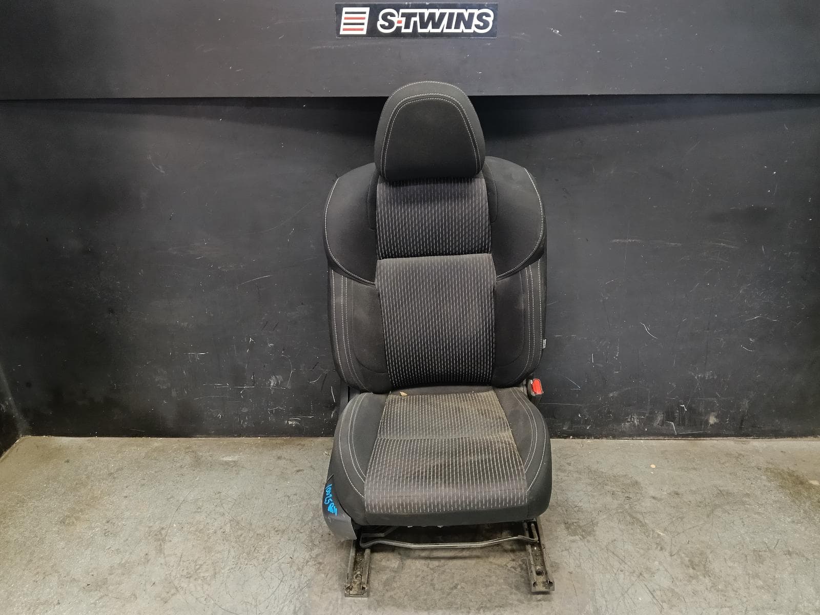 Used auto part listing image: 2022 MITSUBISHI OUTLANDER FRONT SEAT RH FRONT, CLOTH, BLACK, ZM, 08/21- 0000423704