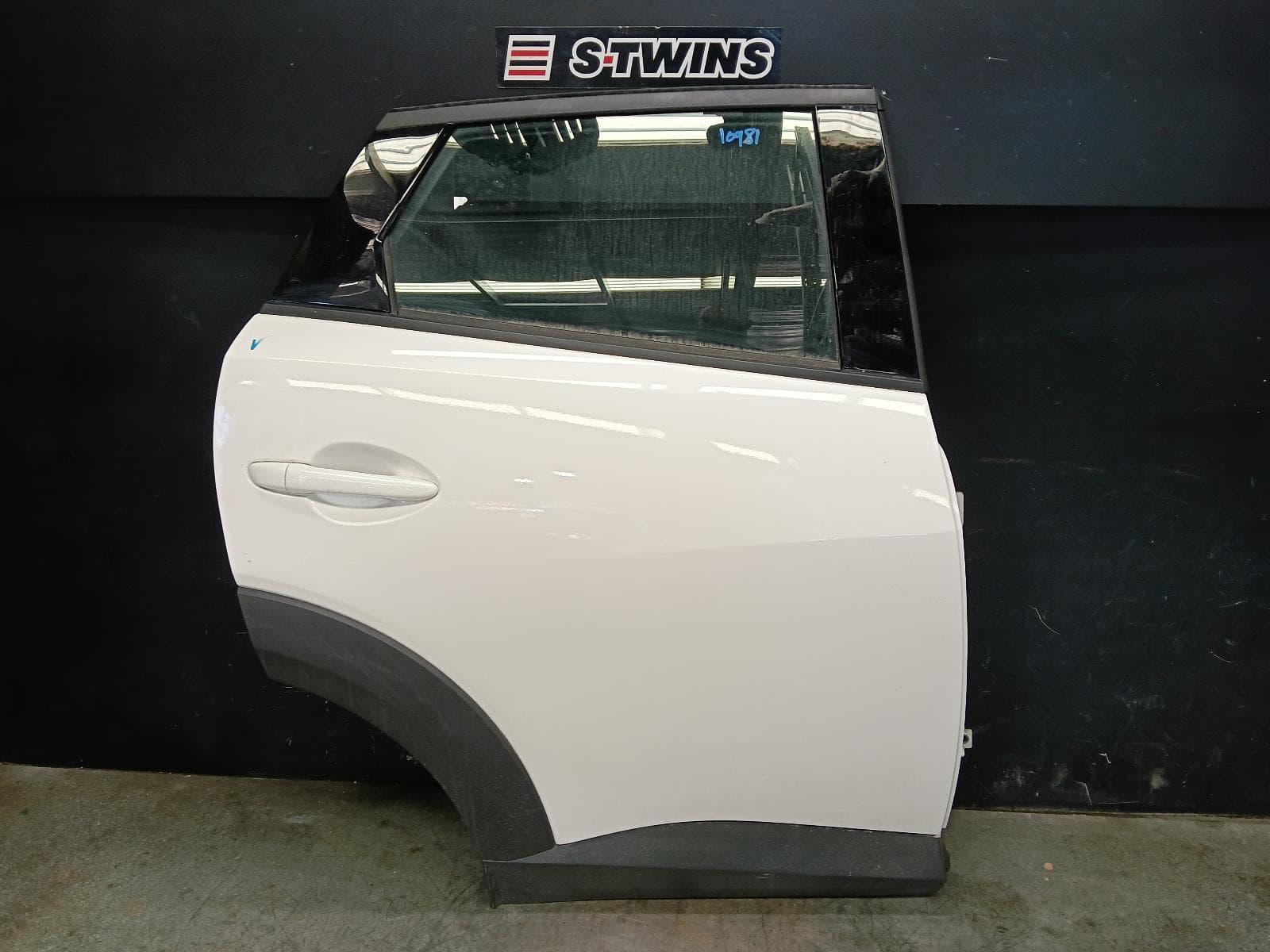 Used auto part listing image: 2021 MAZDA CX3 RIGHT REAR DOOR SLIDING DK, 03/15- 0000420563
