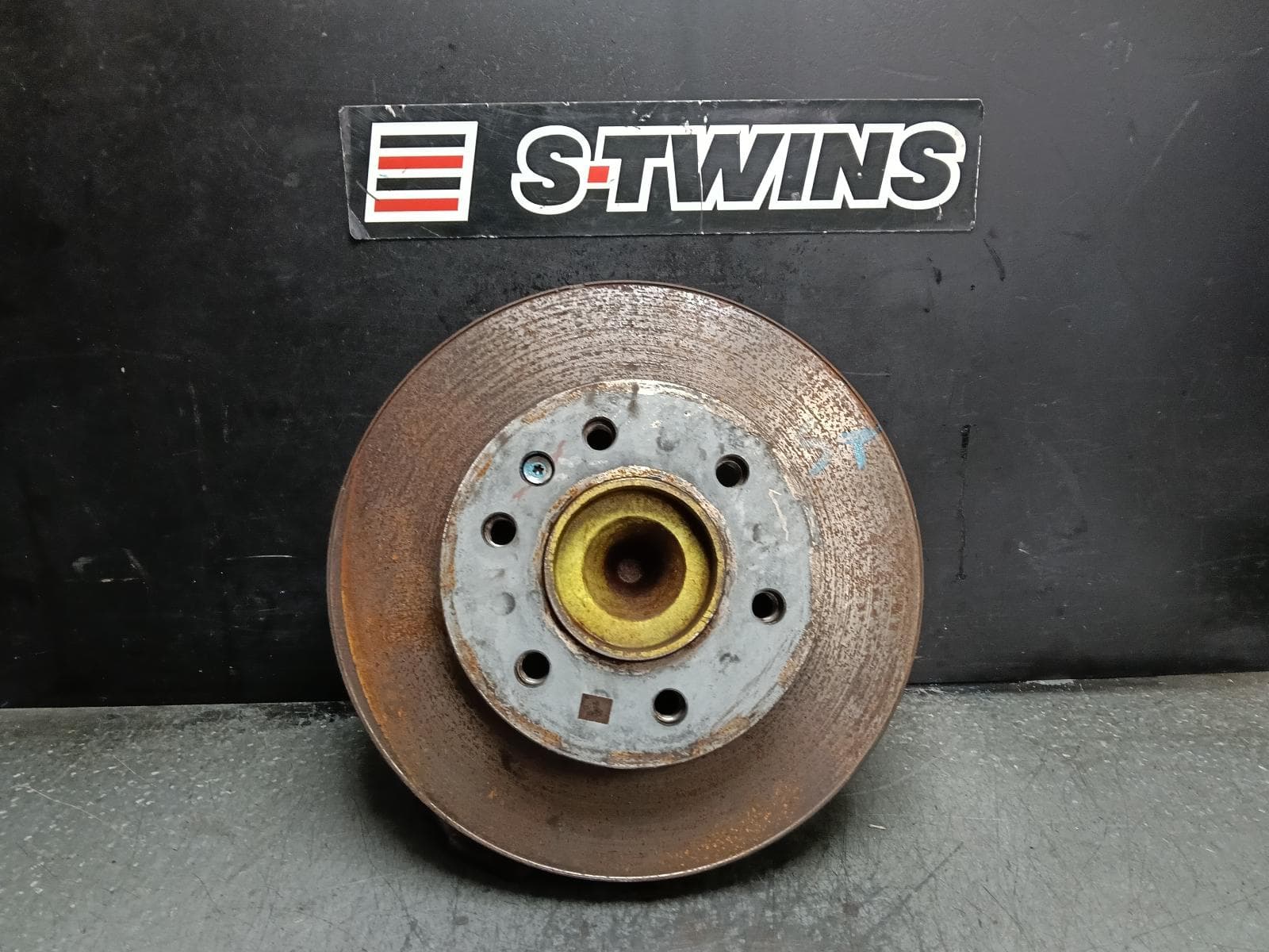 Used auto part listing image: 2023 MERCEDES SPRINTER RIGHT FRONT HUB ASSEMBLY VS30, RWD, 05/18