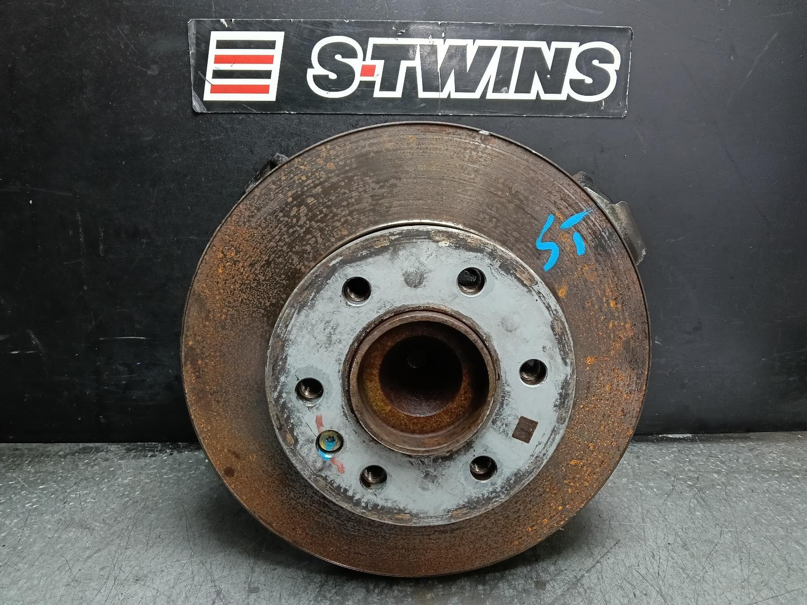 Used auto part listing image: 2023 MERCEDES SPRINTER LEFT FRONT HUB ASSEMBLY VS30, RWD, 05/18