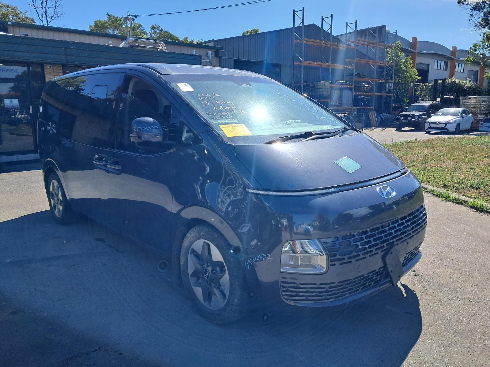Used auto part listing image: 2021 HYUNDAI STARIA TAILGATE HANDLE US4, CENTRE HANDLE GARNISH, W/ ELECTRIC BUTTON, 04/21