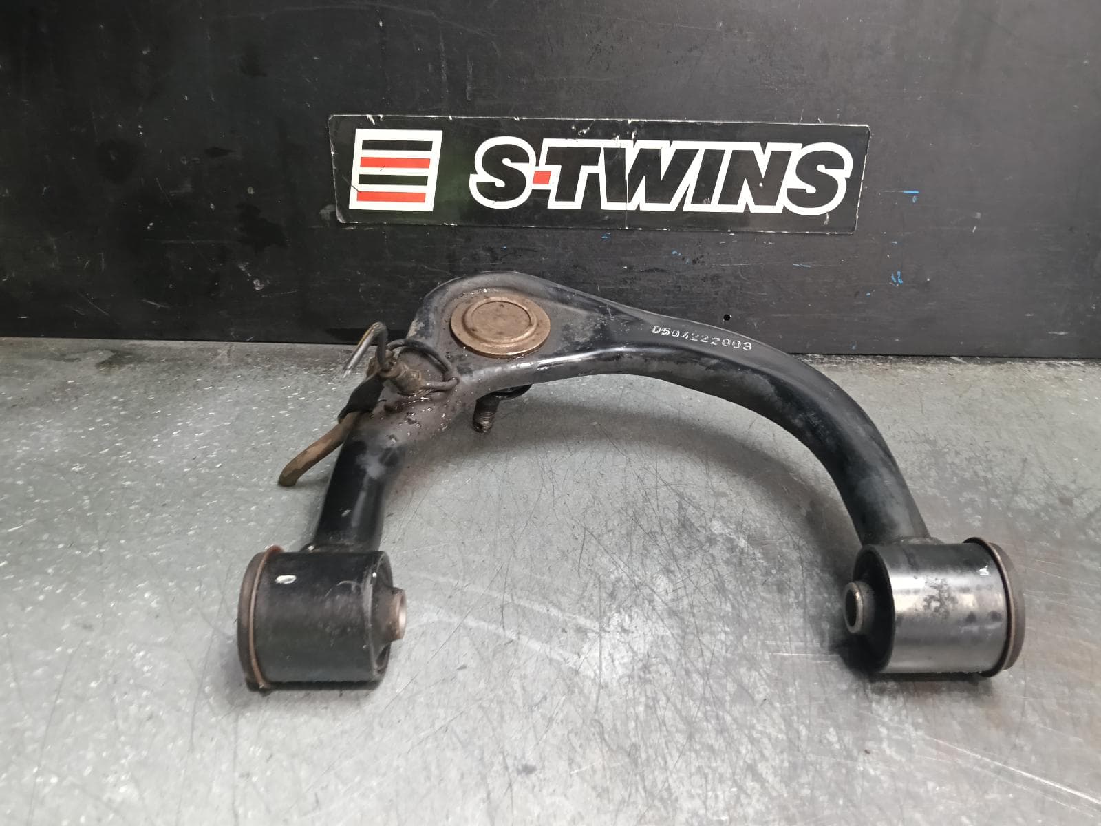 Used auto part listing image: 2021 TOYOTA HILUX LEFT FRONT UPPER CONTROL ARM 2WD HI-RIDE/4WD, 03/05