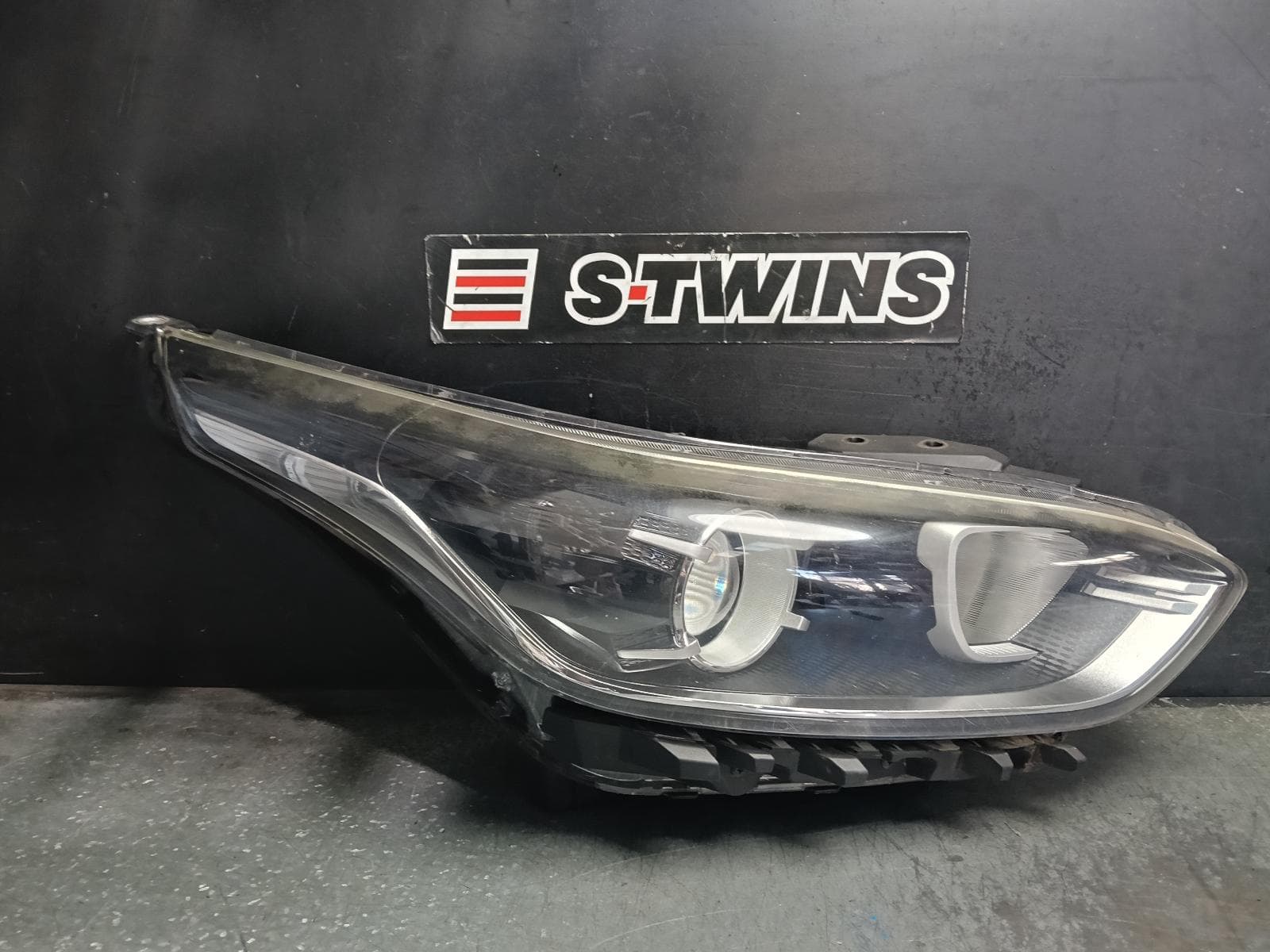 Used auto part listing image: 2019 KIA CERATO RIGHT HEADLAMP BD, S/SPORT/SI/LX/SX, HALOGEN TYPE, 04/18-03/21