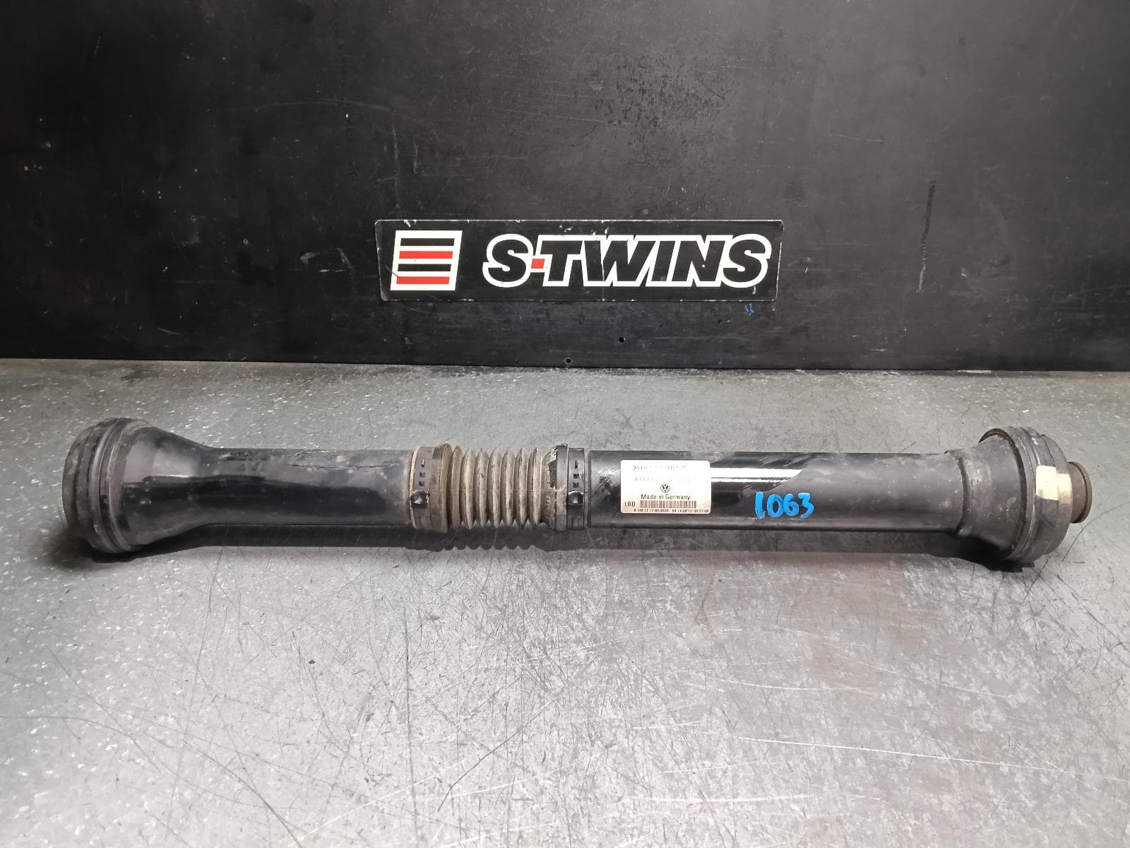 Used auto part listing image: 2013 VOLKSWAGEN AMAROK FRONT PROP SHAFT SINGLE CAB, MANUAL T/M, 4WD, 2H, 10/10-09/22