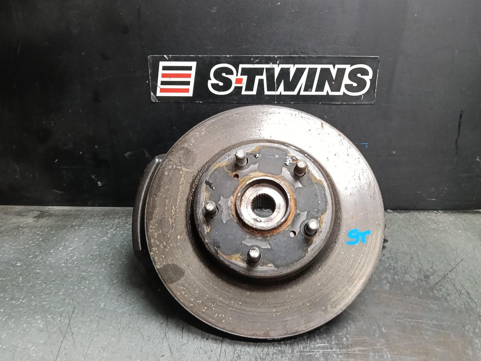 Used auto part listing image: 2013 TOYOTA COROLLA RIGHT FRONT HUB ASSEMBLY ZRE152/153R, 03/07-12/13