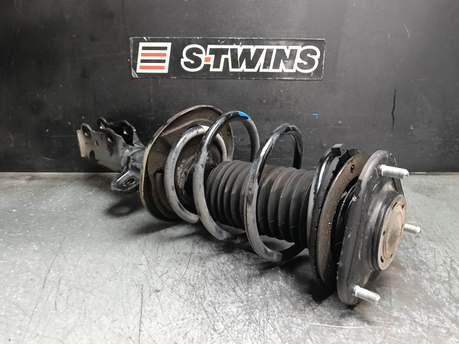 Used auto part listing image: 2013 TOYOTA COROLLA RIGHT FRONT STRUT ZRE152/153R, 03/07-10/13