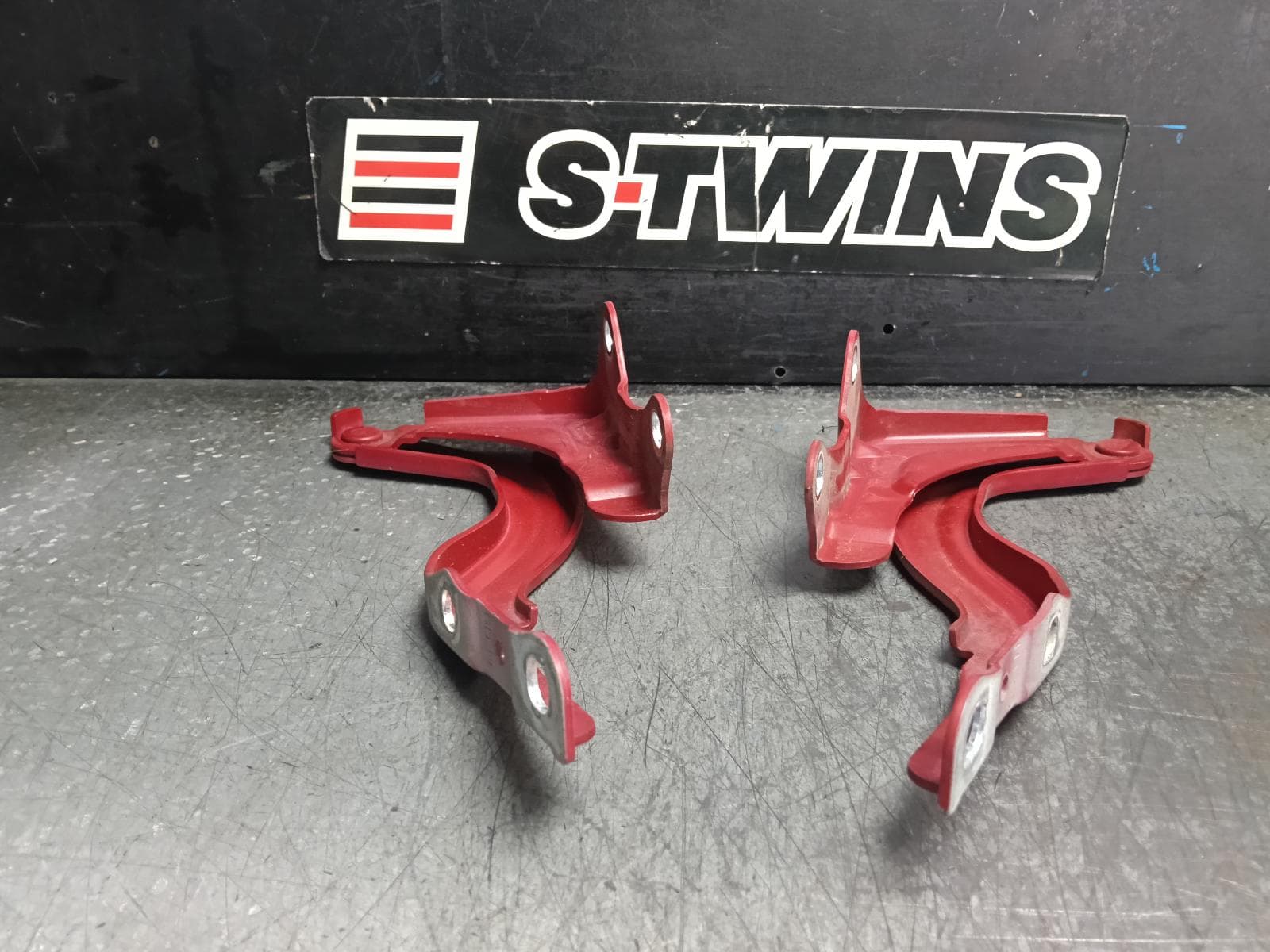 Used auto part listing image: 2013 HYUNDAI I30 BONNET HINGE STRUT HINGES (PAIR), GD, 5DR HATCH, 02/12-02/17
