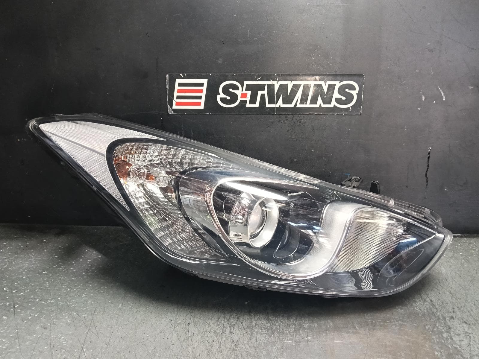 Used auto part listing image: 2013 HYUNDAI I30 RIGHT HEADLAMP GD, 5DR HATCH, HALOGEN TYPE, 03/12-02/17