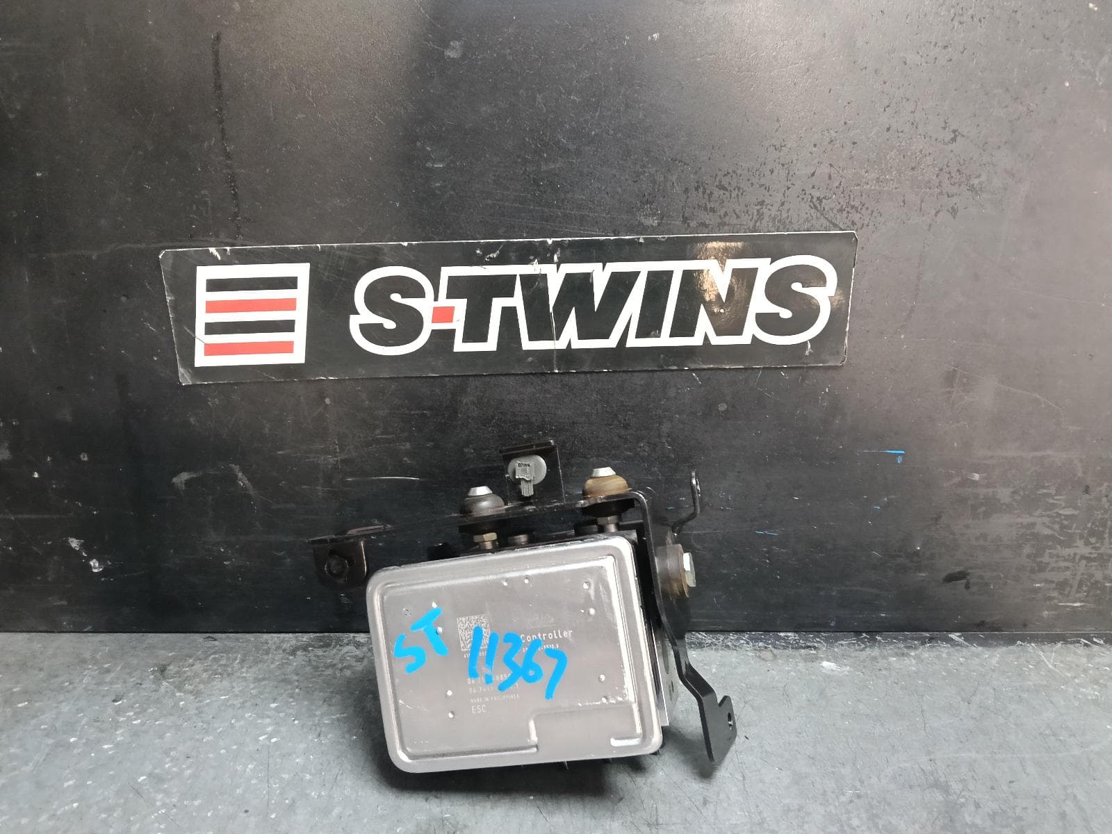 Used auto part listing image: 2017 HYUNDAI KONA ABS PUMP MODULATOR OS, P/N 58910J9100, 09/17-07/23