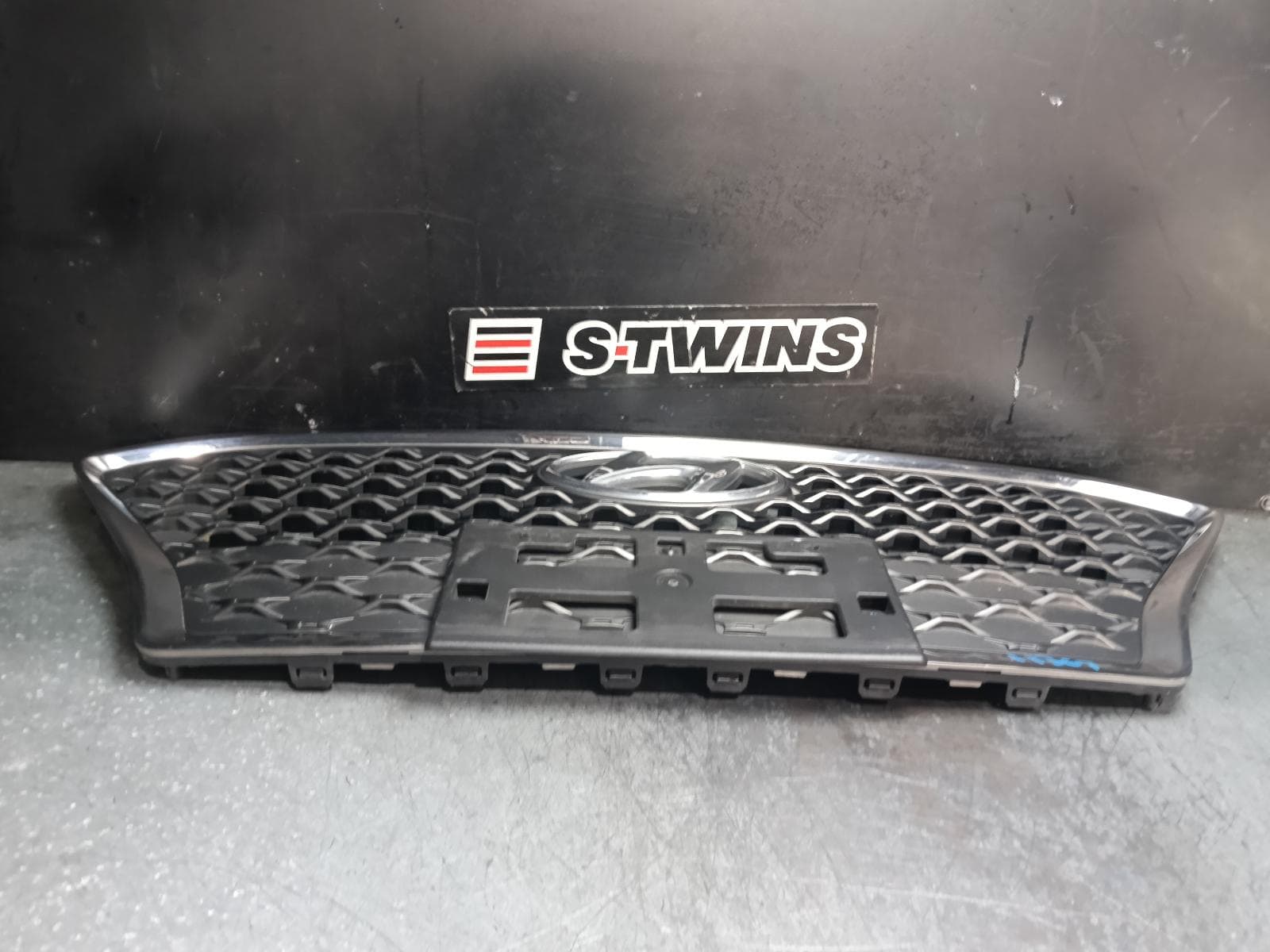 Used auto part listing image: 2017 HYUNDAI KONA GRILLE RADIATOR GRILLE, OS, NON PARK SENSOR TYPE, 09/17-10/20