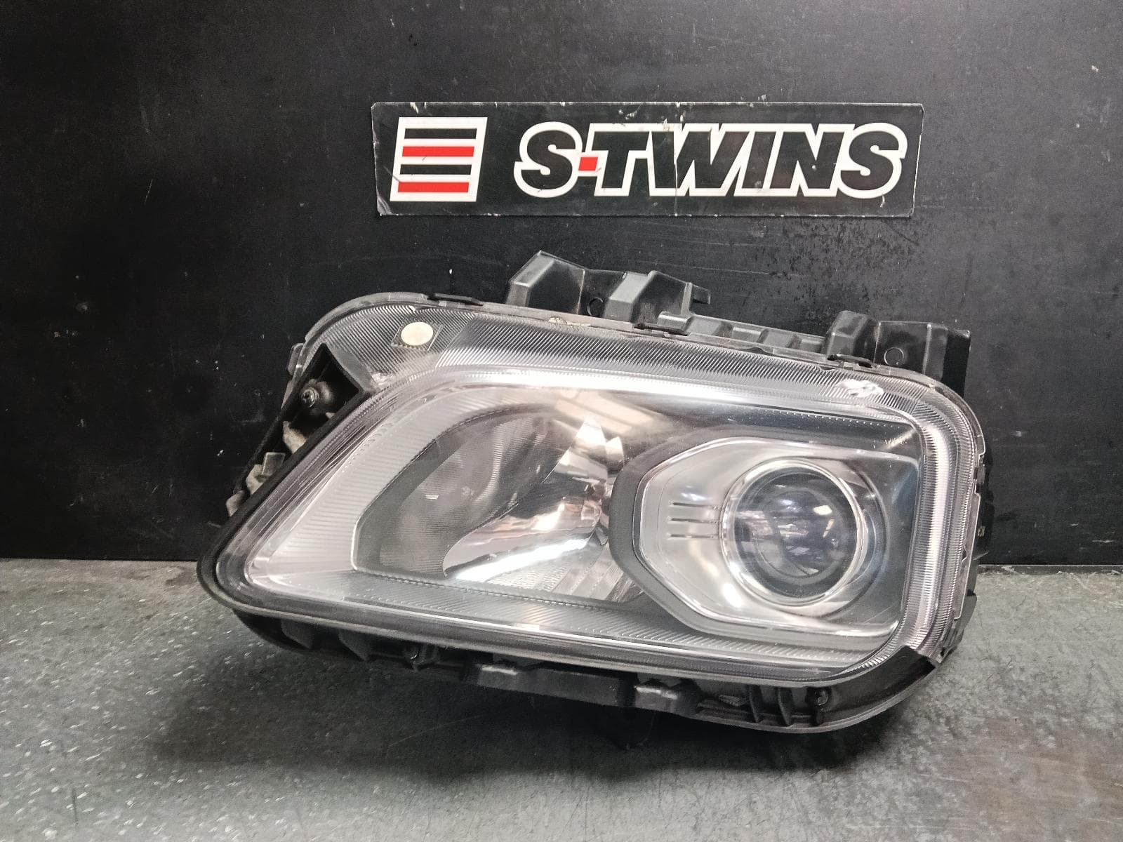 Used auto part listing image: 2017 HYUNDAI KONA LEFT HEADLAMP OS, LED TYPE, W/ SILVER INSERT TYPE, NON EV, 09/17-10/20