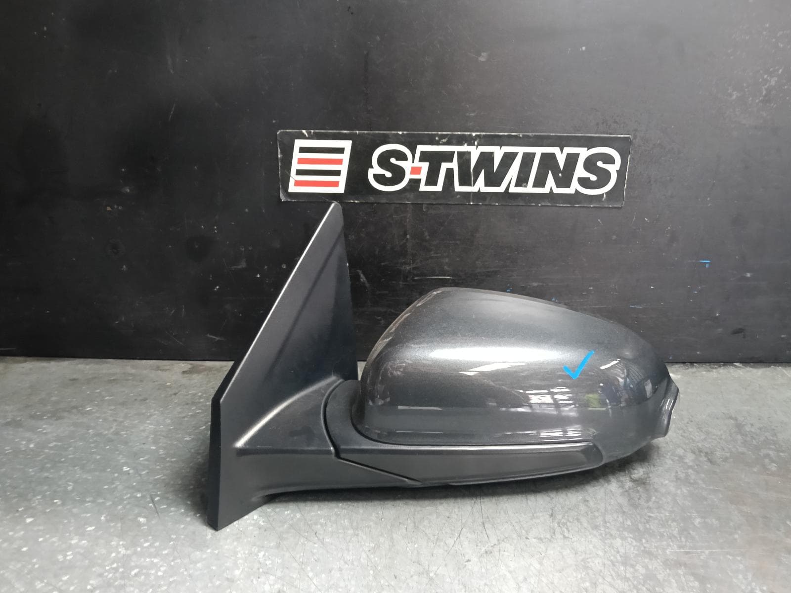 Used auto part listing image: 2017 HYUNDAI KONA LEFT DOOR MIRROR OS, NON HEATED, POWER FOLD, W/ BLIND SPOT TYPE, COLOUR CODED, 09/17-07/23