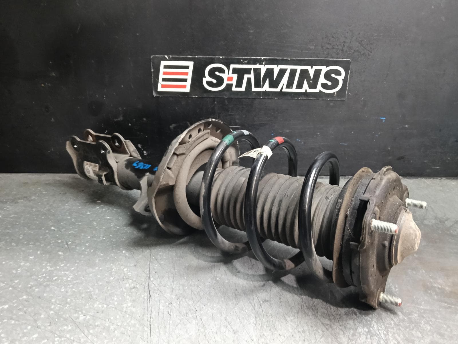 Used auto part listing image: 2017 HYUNDAI KONA LEFT FRONT STRUT OS, 09/17-07/23