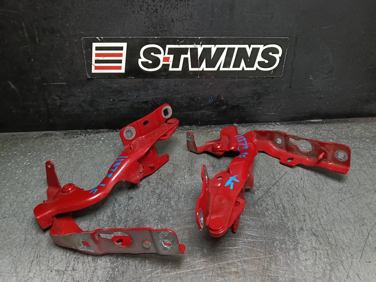 Used auto part listing image: 2015 MERCEDES A CLASS BONNET HINGE STRUT HINGES (PAIR), W176, 09/12-03/18