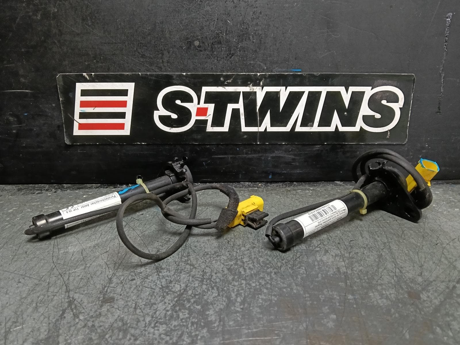 Used auto part listing image: 2015 MERCEDES A CLASS BONNET HINGE STRUT PAIR, PYROTECHNIC BONNET ACTUATORS, W176, 09/12-03/18