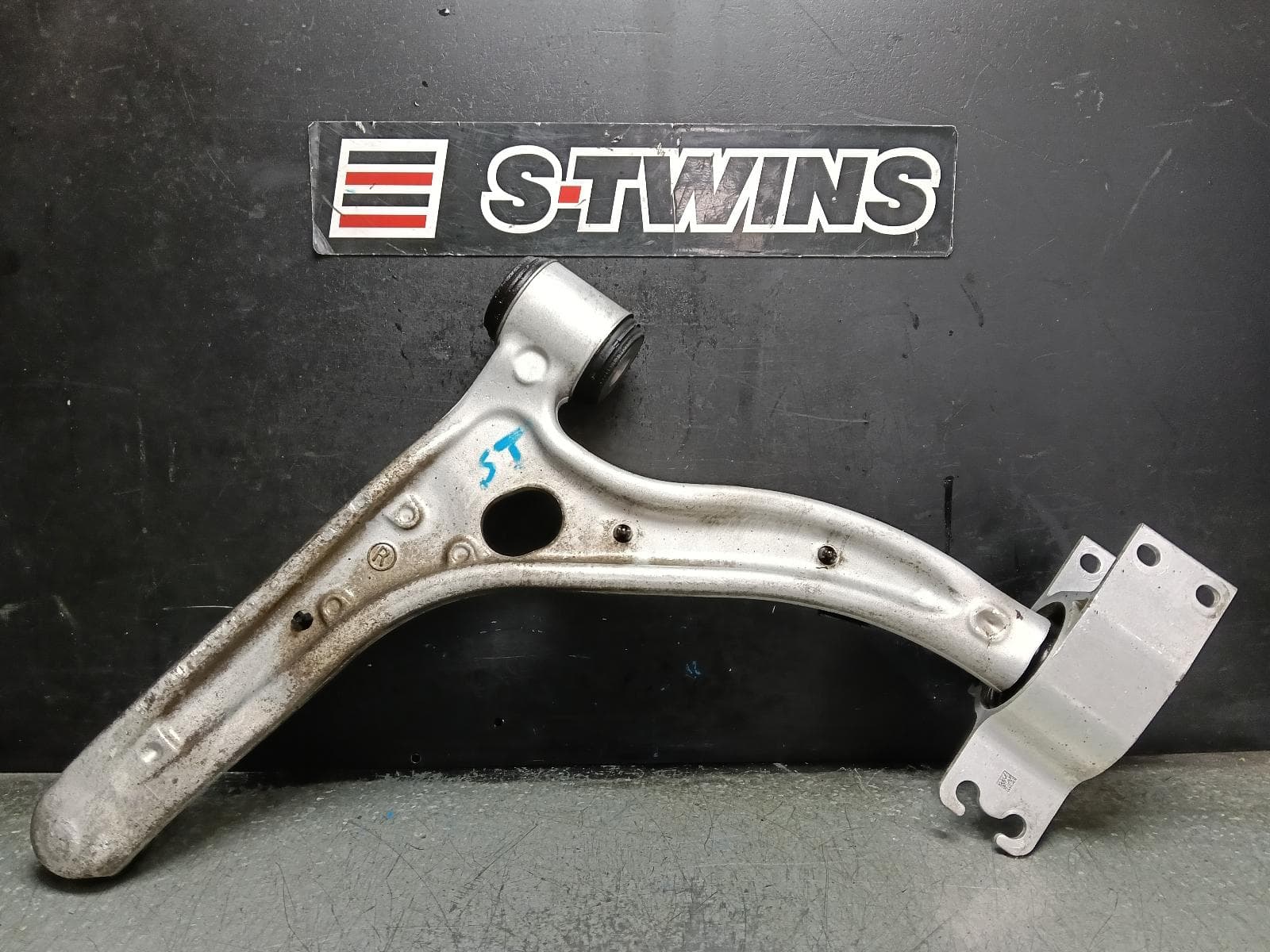 Used auto part listing image: 2015 MERCEDES A CLASS RIGHT FRONT LOWER CONTROL ARM W176, NON AMG, 09/12-03/18