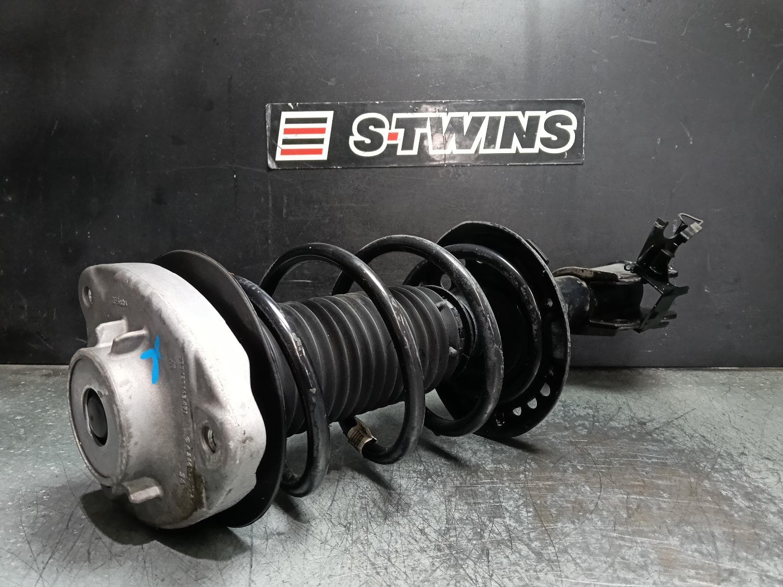 Used auto part listing image: 2015 MERCEDES A CLASS LEFT FRONT STRUT W176, STANDARD TYPE, 1.6, PETROL, 09/12-03/18