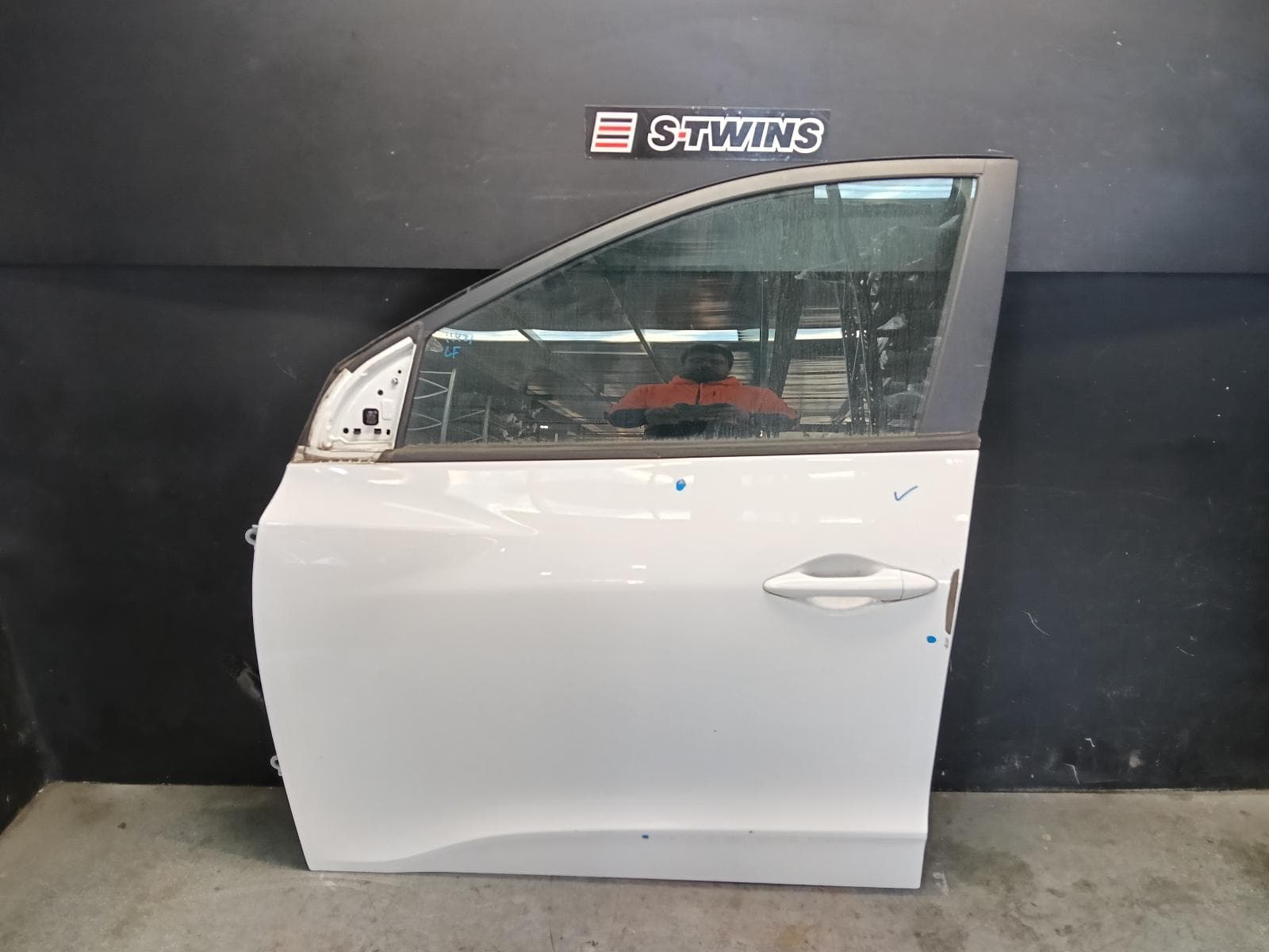 Used auto part listing image: 2013 HYUNDAI IX35 LEFT FRONT DOOR LM SERIES, NON MOULD TYPE, 11/09-01/16