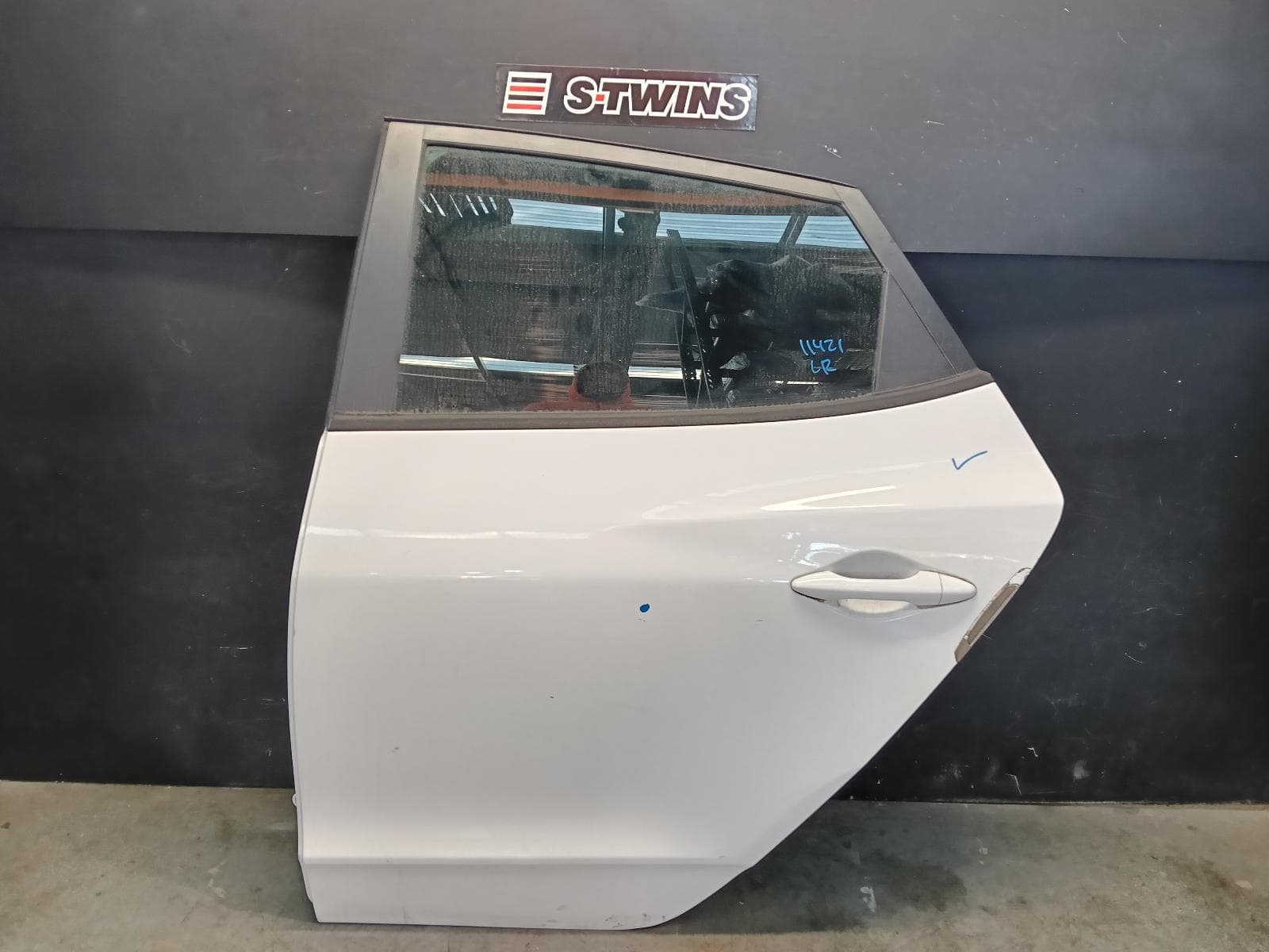 Used auto part listing image: 2013 HYUNDAI IX35 LEFT REAR DOOR SLIDING LM SERIES, NON MOULD TYPE, 11/09-01/16