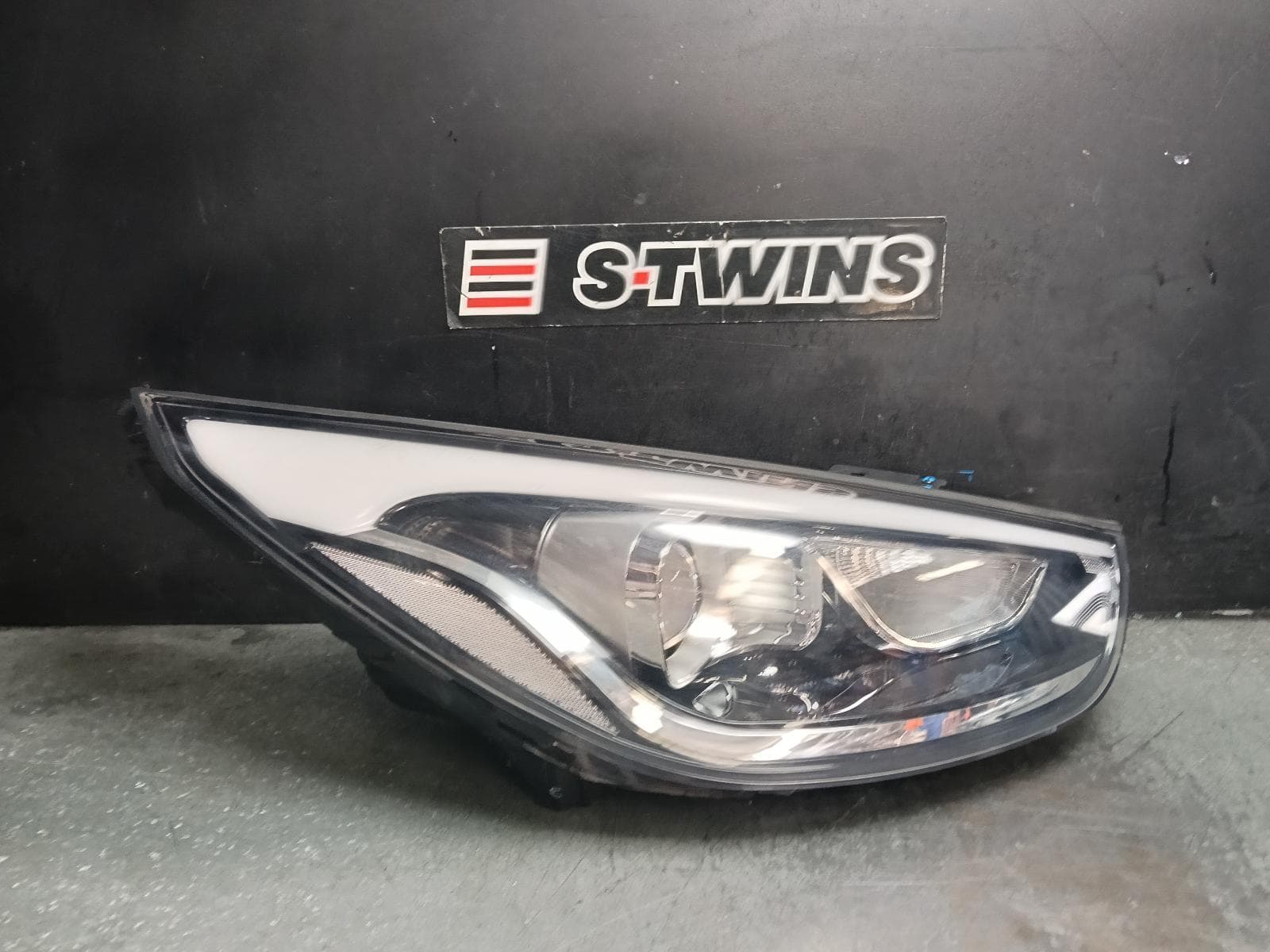 Used auto part listing image: 2013 HYUNDAI IX35 RIGHT HEADLAMP LM SERIES, SLOVAKIAN BUILT (VIN TMAJ), 08/13-01/16