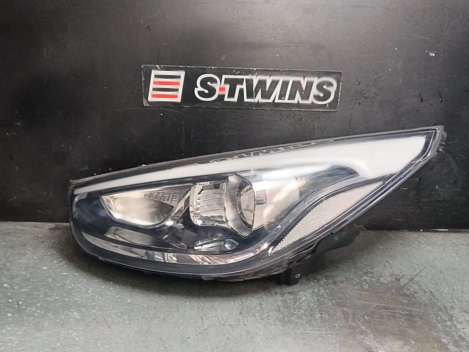 Used auto part listing image: 2013 HYUNDAI IX35 LEFT HEADLAMP LM SERIES, SLOVAKIAN BUILT (VIN TMAJ), 08/13-01/16