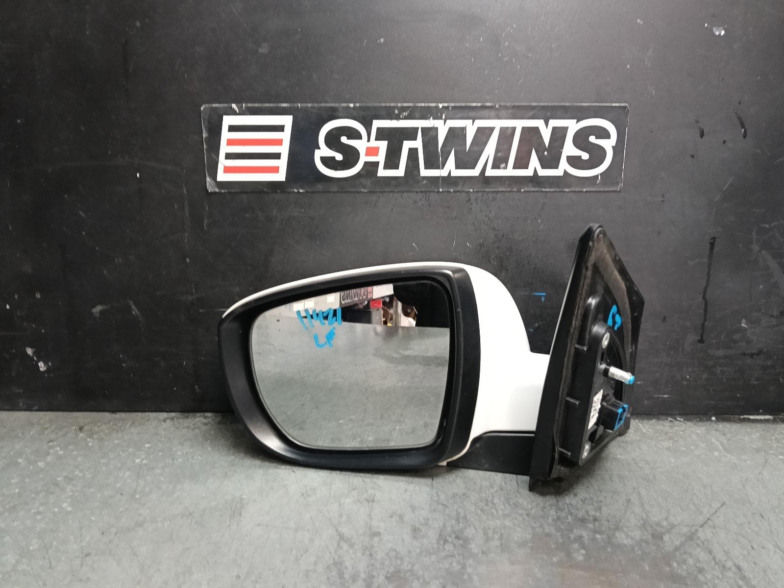 Used auto part listing image: 2013 HYUNDAI IX35 LEFT DOOR MIRROR LM SERIES, POWER FOLD (8 PIN), 11/09-01/16