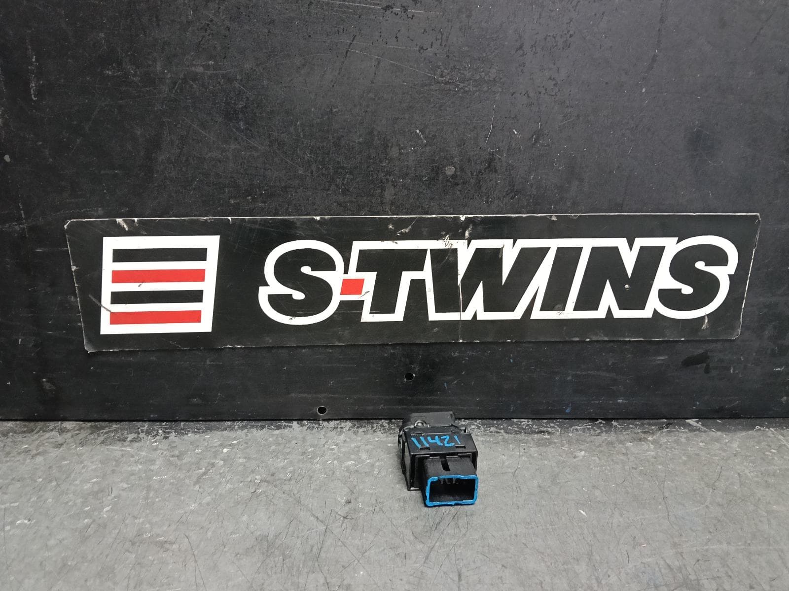 Used auto part listing image: 2013 HYUNDAI IX35 PWR DR WIND SWITCH LH FRONT, LM SERIES, 11/09-01/16