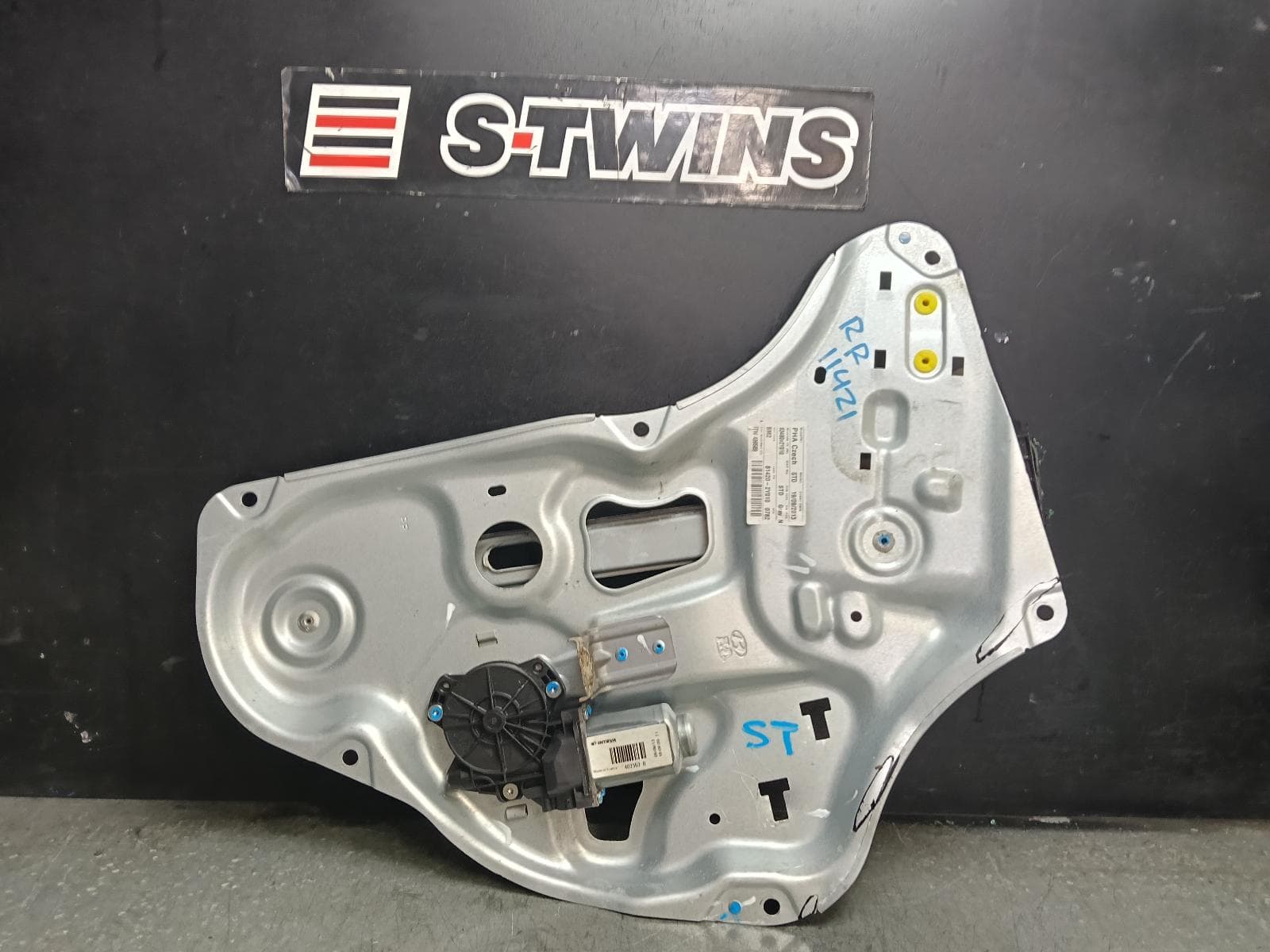 Used auto part listing image: 2013 HYUNDAI IX35 RIGHT REAR WND REG MOTOR DOOR REG ASSY (REG AND MOTOR), LM SERIES, 11/09-01/16