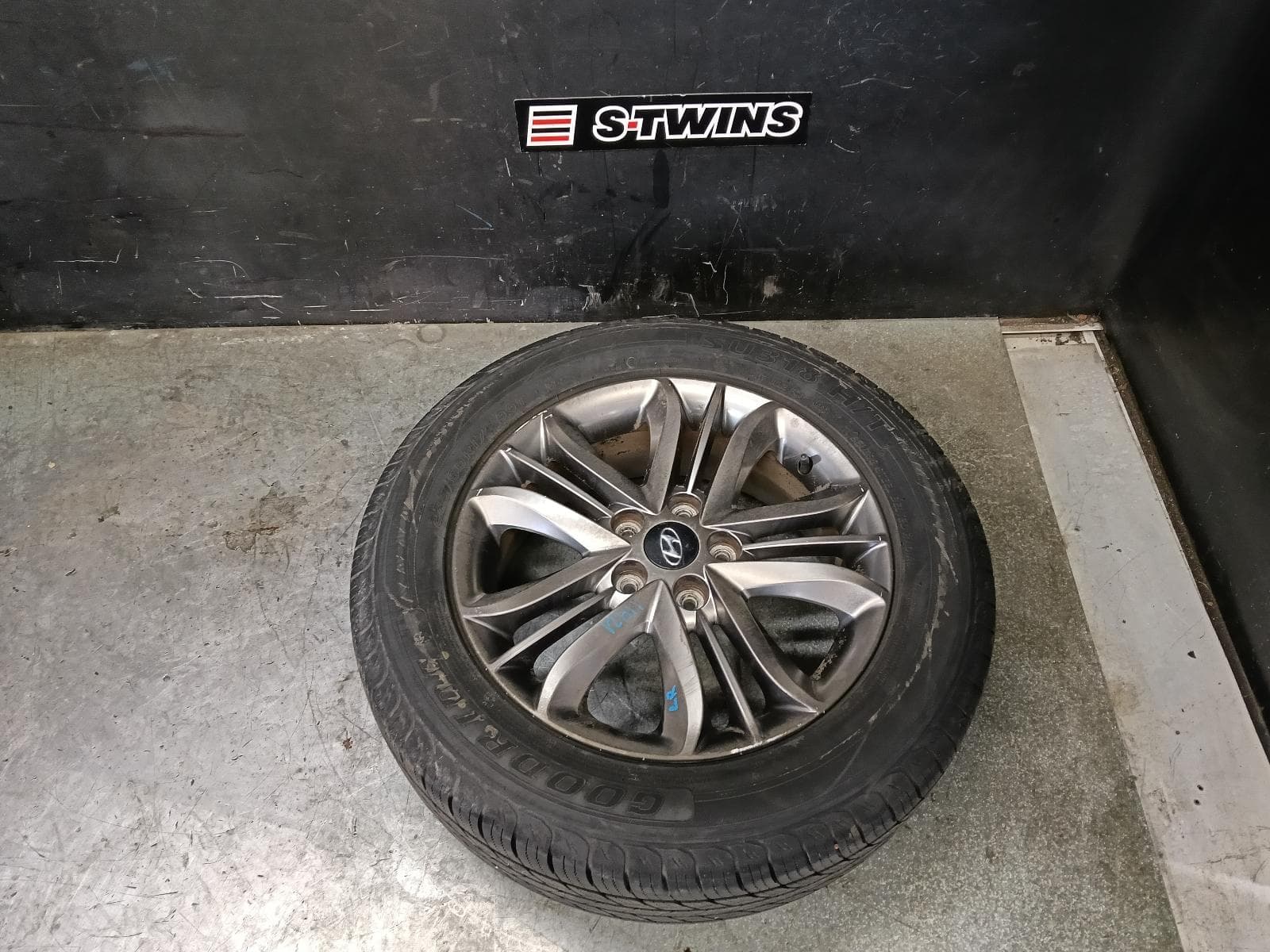 Used auto part listing image: 2013 HYUNDAI IX35 WHEEL MAG FACTORY, 17X6.5IN, SPADE LIKE RECESSION, LM SERIES, 10/13-01/16