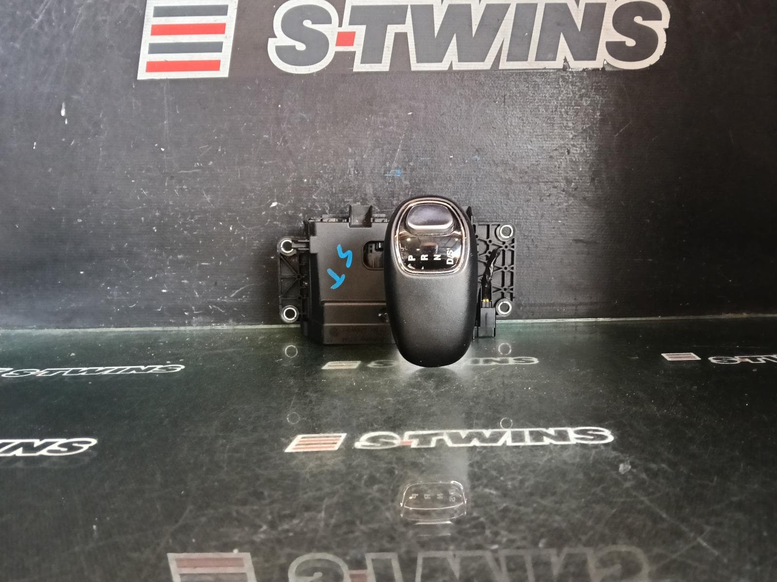 Used auto part listing image: 2014 JEEP GRANDCHEROKEE GEAR STICK SHIFTER AUTO T/M, 8 SPEED, WK, 04/13-06/16