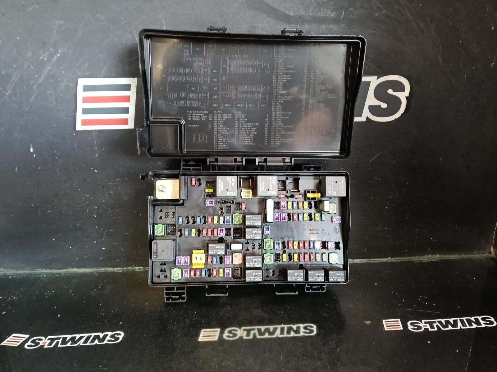 Used auto part listing image: 2014 JEEP GRANDCHEROKEE FUSE BOX ENGINE BAY, PETROL, 3.6, WK, 03/13-09/16