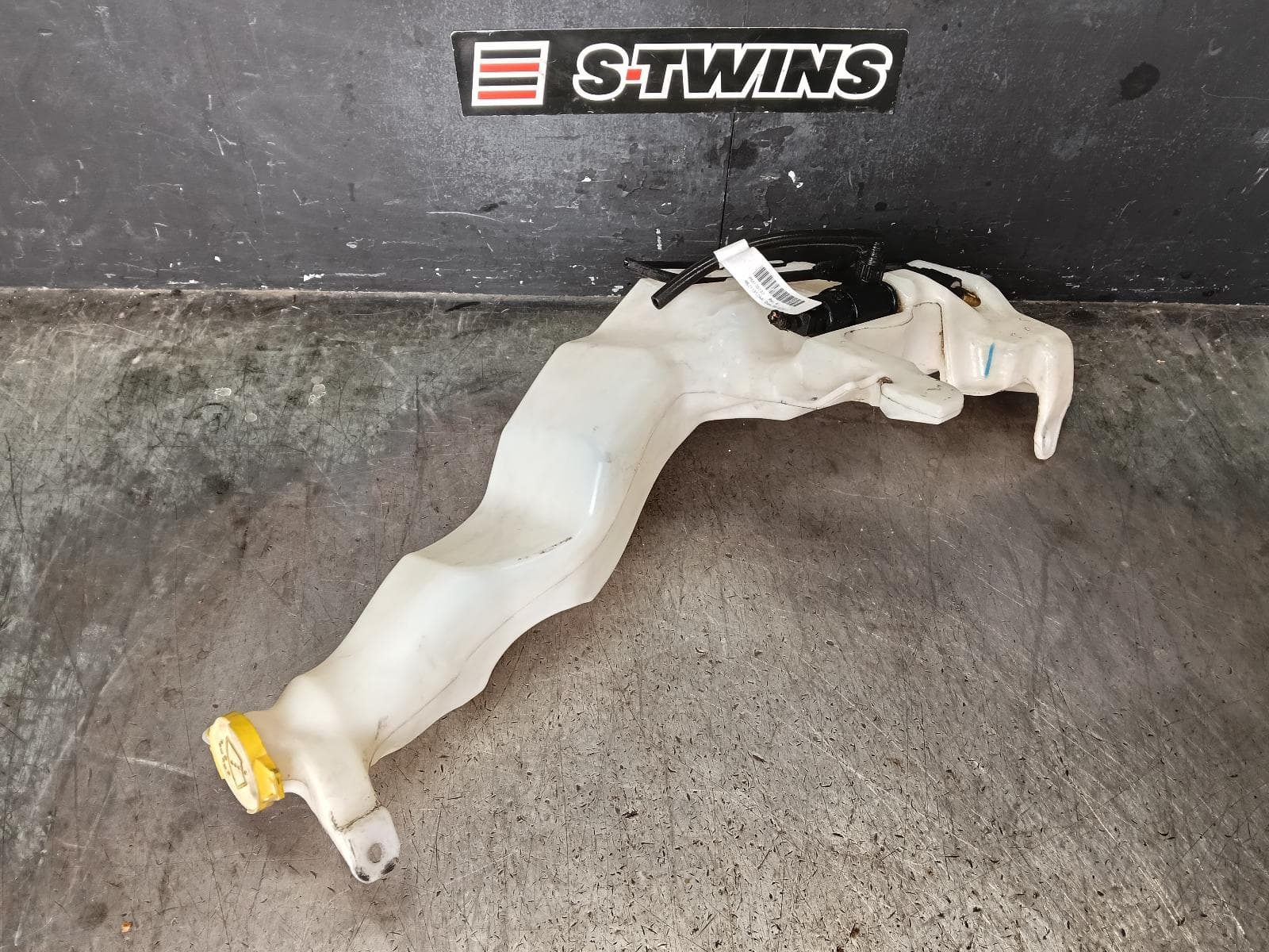 Used auto part listing image: 2014 JEEP GRANDCHEROKEE WASHER BOTTLE WK, W/ HEADLAMP WASHER TYPE, 10/10-02/22