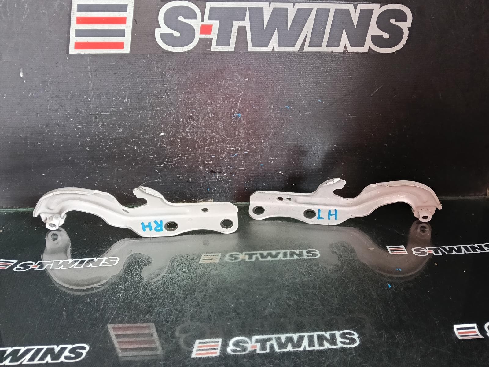 Used auto part listing image: 2014 JEEP GRANDCHEROKEE BONNET HINGE STRUT HINGES (PAIR), WK, 10/10-02/22